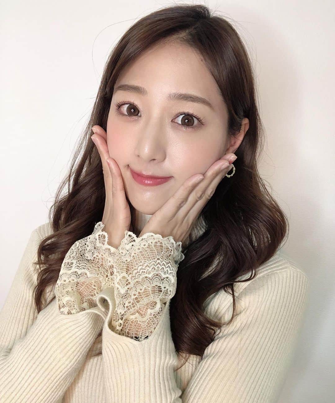 佐々木もよこさんのインスタグラム写真 - (佐々木もよこInstagram)「先日、はじめて！マッサージピールを受けてきました😌💓✨  下北沢にある @oneup_clinic で人気のハイドラジェントル&マッサージピールを組み合わせた『マシュマロ肌コース』🐑💓✨  ハイドラジェントルは特殊な水流で皮脂や角質など汚れを吸引するもの。 きちんとメイク落としやケアができていたのか、こちらはほとんど濁りのない綺麗な水になって安心😂✨  そして楽しみにしていた剥けにくいピーリング！  先生との問診のあと、看護師さんが本当に丁寧に施術してくださり、終わった瞬間自分の毛穴の綺麗さは肌のツルピカさに感動🥺✨✨  やっっぱり！肌の綺麗さは自分のモチベーションにつながるからメンテナンスはめちゃくちゃ大事！  自分で自分の機嫌取らないで誰に取らせるの！？自分でしょ！(🙂)  次の日からメイク乗りもいい感じがしたし、艶が内側からでているようで嬉しいね🥰💕  ちなみにわたしは皮剥けはありませんでした🙅‍♀️  最近大人ニキビに悩まされているので、定期的にピーリングにいこうかなあと思ったよ。  そして何より担当してくださった看護師さんがほんまもんの美容好きの方で惜しげなくオススメ美容情報を横流ししてくださったので最高な時間でした🥺✨✨  マシュマロコースはお手頃価格で試しやすく人気みたいなので気になった方は是非見てみてほしいです！  #美容#美容メンテナンス#マッサージピール#ハイドラジェントル#マシュマロ肌コース#美容クリニック#oneupclinic #下北沢美容#肌管理」3月5日 21時11分 - moyoko_atom