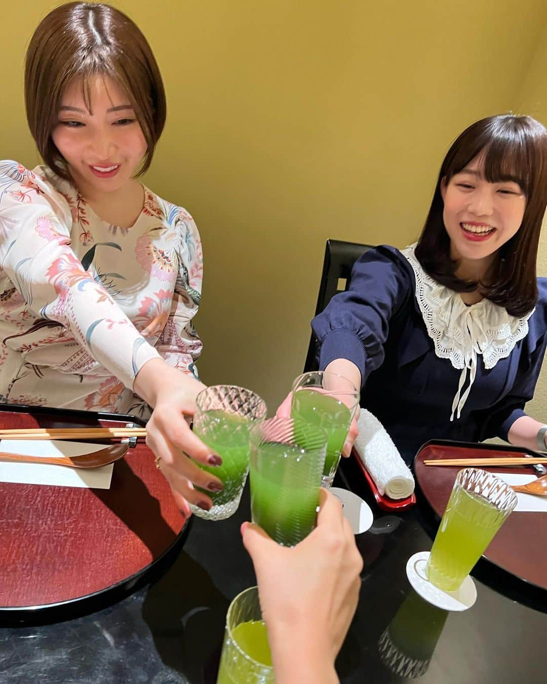 庄司ゆうこさんのインスタグラム写真 - (庄司ゆうこInstagram)「先日、青山にある太月って和食屋さんと恵比寿にあるやましろというお寿司屋さんにランチで行ってきました☺️ 出産お祝いにラルフローレンのベビー服を頂いたよー♪✨ そして7枚目の写真は @seikabiyori 青花日和の青汁で乾杯🥂 入院中も持参していたし、常に私のカバンの中には青汁が入っていて、みんなにお裾分けしてます🤣 ゆいちゃんも、なのちゃんも今グラビアで大活躍中なので是非インスタチェックしてみてねー(^^) @furuyuistagram  @manamonano  #和食#青山#太月#お寿司#鮨#やましろ#恵比寿#ランチ#出産祝い#ラルフローレン#ベビー服#青汁#乾杯#青果日和#現役#グラビアアイドル」3月6日 0時06分 - yuko.shoji