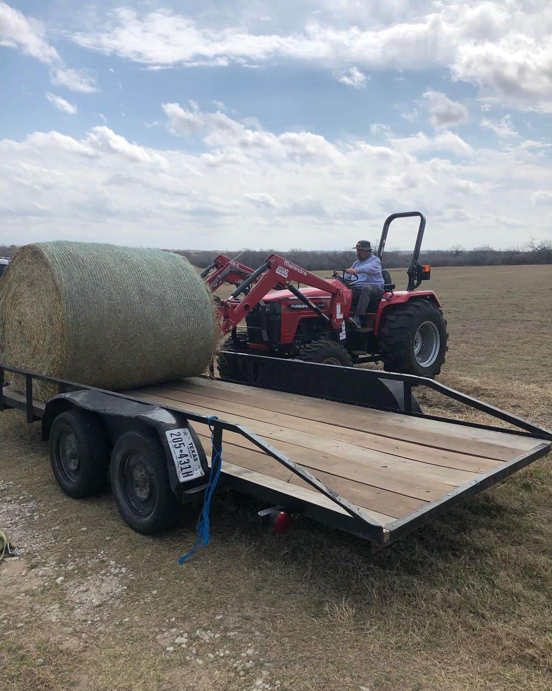 スコット・ノートンさんのインスタグラム写真 - (スコット・ノートンInstagram)「Neighbor Judge Ciro picking up a few round bales #farmlife #smalltownusa #rungetx #scottnorton」3月6日 6時51分 - scottflashnorton