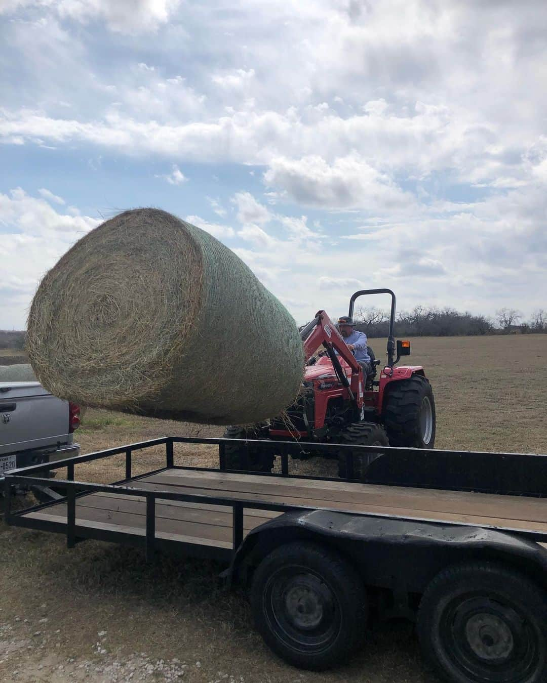 スコット・ノートンさんのインスタグラム写真 - (スコット・ノートンInstagram)「Neighbor Judge Ciro picking up a few round bales #farmlife #smalltownusa #rungetx #scottnorton」3月6日 6時51分 - scottflashnorton