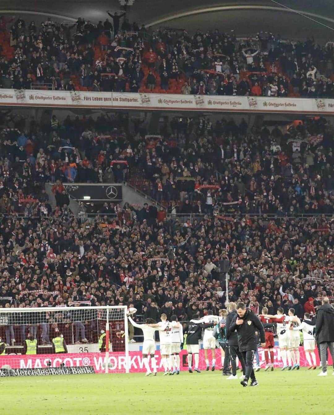 遠藤航さんのインスタグラム写真 - (遠藤航Instagram)「Thank you for your all support VfB fans ❤️‼️ Finally we are back on wining way💪 Let’s keep it on going 🔥 . #vfb #stuttgart #germany  #bundesliga #football #⚽  . #シュツットガルト #サッカー #ブンデスリーガ #🇩🇪 #wataruendo」3月6日 8時09分 - endowataru
