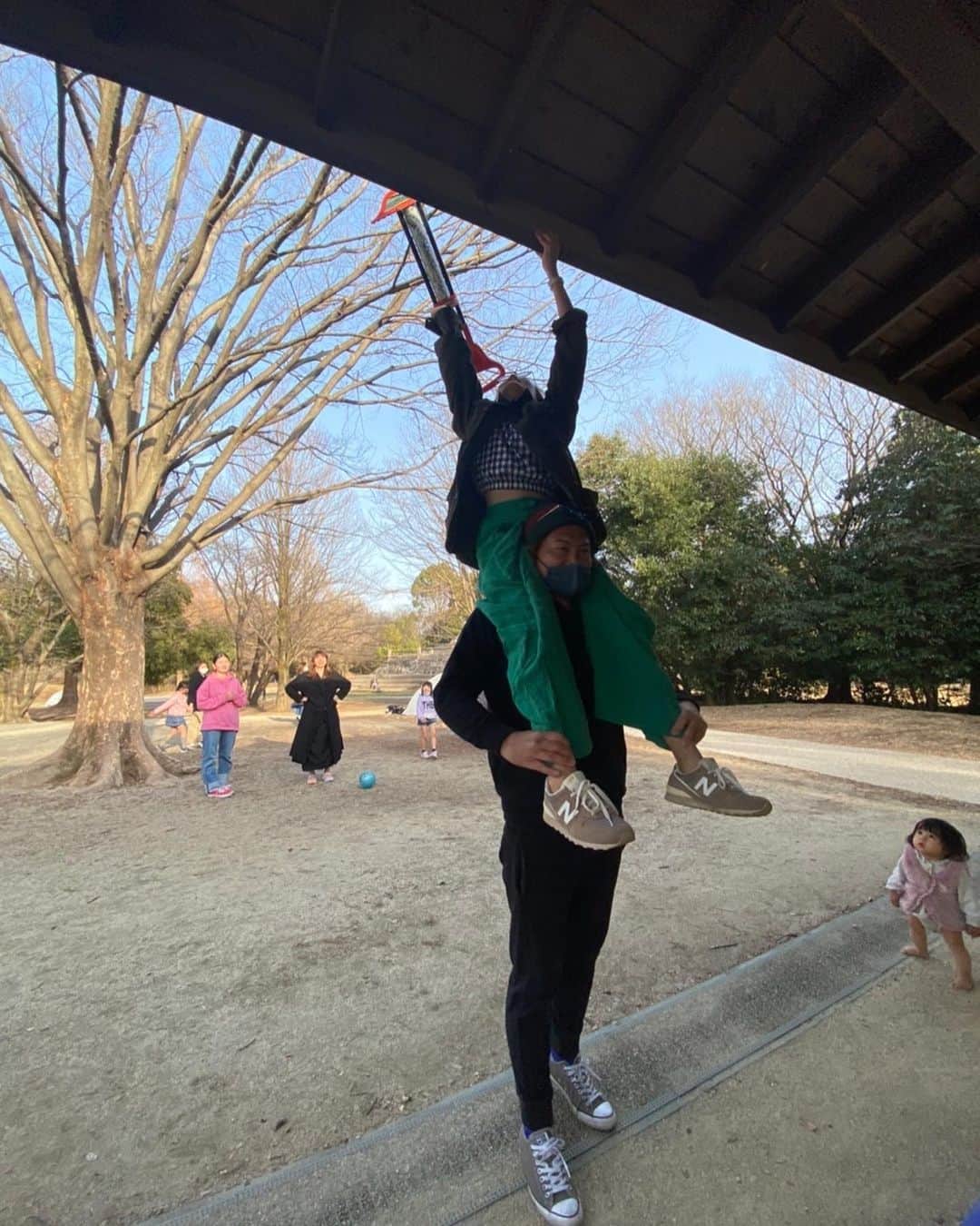 工藤万季さんのインスタグラム写真 - (工藤万季Instagram)「⁡ ⁡ ⁡ ⁡ FOLLOW Me༶༶⢄⢄☾ @makikudooo  ⁡ ⁡ ⁡ ⁡ 昨日は友達たちと公園でピクニックして 気持ちよくて幸せすぎた🤤💕 ⁡ ⁡ 小学生、中学生のオネェちゃんと ずっと遊んでいた4歳の娘の楽しい姿を見るのが幸せ。 ママたちはおしゃべりできて、楽しいのだ💖 ⁡ ⁡ ⁡ ⁡ ⁡ 昨日の会話では 美容や食トークが出たのだけれども みんな昔は 生野菜や魚、大豆、糖質制限がいいと思っていたのね😂 マクロビやビーガンが健康だ！って思っていたの。 ⁡ ⁡ ⁡ ⁡ ⁡ そのせいでそれぞれ様々な不調が、、、 ⁡ ・車酔いやめまいがひどくてお守りは酔い止め。 ⁡ ・子供は学校に行けないほどの気持ち悪さがずっとある。 ⁡ ・肌荒れがずっと治らない。 ⁡ ⁡ ⁡ ⁡ 良かれと思っていたことがどんどん体を悪くしていた🥲 ⁡ 今はすっかりみんな元気なんだけどね💖 ⁡ ⁡ ⁡ ⁡ ⁡ 本当の健康と美容を学んだからこそ どんどん体がみるみる元気になった💖💖💖 ⁡ ⁡ ⁡ ⁡ 「NLDに出会ったおかげ…万季さんに出会ったおかげで変わりました。本当に…✨」 ⁡ ⁡ ⁡ ⁡ という言葉を最近 たくさんたくさんいただくようになり、 NLDの凄さをみんなから教えてもらっています🤩✨ ⁡ ⁡ ⁡ ⁡ 私は深く何も考えず、 ピンっときたものを やりたいことを ひたすらやってきて ここまでやってきて、 こんなにも人の人生を変えてるのか…っと ⁡ ⁡ ⁡ なんか…凄くて…びっくりしているのです💖💖💖💖 ⁡ ⁡ ⁡ ⁡ この会話を講師の @misuzuu_tsukagoshi  さんとしていて ⁡ ⁡ ⁡ --- ⁡ ⁡ ⁡ 万季さんがひたすらやられていたことは、 きっと多くの女性を救うという使命に 導かれていたんでしょうね✨💖 使命だから、ふわっと軽やかに💕 それで充分すぎる程、 美しい光を放っているんだと思います✨ ⁡ 万季さんから、大好きだなて言ってもらえて、今死んでも幸せです🤣💖 ⁡ 本当に素敵なチームです💖💖💖 一生ついていきます💖 ⁡ ⁡ ⁡ --- ⁡ ⁡ あーそうかなのか。 私は感性のまま進んでいるけど あーそうなのか。 これでいいんだ💖って 受講生に気づかせてもらっていて 素直に…こんな言葉をいただけて嬉しすぎるのです😭💖💖💖 ⁡ ⁡ ⁡ ありがとう😭💖 ⁡ ⁡ ⁡ ⁡ --- ⁡ ナチュラルライフダイエット®︎カレッジ 入門講座はじまります💕 ⁡ ⁡ ベーシック講座の要点を 1時間にまとめたNLDのいろはが 学べる講座です✨ ⁡ ⁡ ベーシックコースを迷っていて ⁡ ・NLDの要点だけ知りたい ・NLDが少し気になってる ・食生活を少しずつ改善したい ・不調を改善するポイントだけ知りたい ⁡ こんな人オススメ💖 ⁡  ᐝᐝᐝᐝᐝᐝᐝᐝᐝᐝᐝᐝᐝᐝᐝ ⁡ ❀ 入門講座講師 ❀ ⁡ @misuzuu_tsukagoshi  @akemi.nld  @shoko_holistic.beauty  @i.am__kaori  @masami_naturallife  ⁡ 気になる講師にDMしてね💕  ᐝᐝᐝᐝᐝᐝᐝᐝᐝᐝᐝᐝᐝᐝᐝ ⁡ ⁡ ⁡ ⁡ ⁡ ⁡ ⁡ ⁡ ⁡ ⁡ ⁡ ⁡ ⁡」3月6日 8時32分 - makikudooo