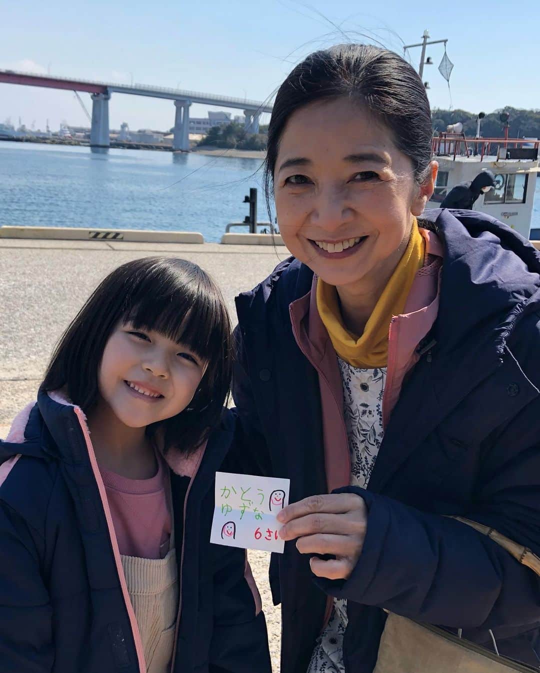 宮崎美子さんのインスタグラム写真 - (宮崎美子Instagram)「皆さん、こんばんは。  本日から新しいドラマの撮影が始まりました。  お天気も良く、桜🌸「河津桜」が咲いていました。 良いスタートですね。  NHKのよるドラ『カナカナ』というドラマです。  放送は5月16日からなので、まだ少し先ですね。  佳奈花役の加藤柚凪ちゃんから、ご挨拶にお名刺をいただきました。  ですが、返す名刺を持ち合わせておらず、今度から用意しておかなくては。  ちなみに私は原作漫画の〝おばちゃん‘’役です。  そのまま。  放送は少し先ですが、皆様、お楽しみに。  #カナカナ #nhk #よるドラ」3月6日 19時38分 - miyazakiyoshiko.official