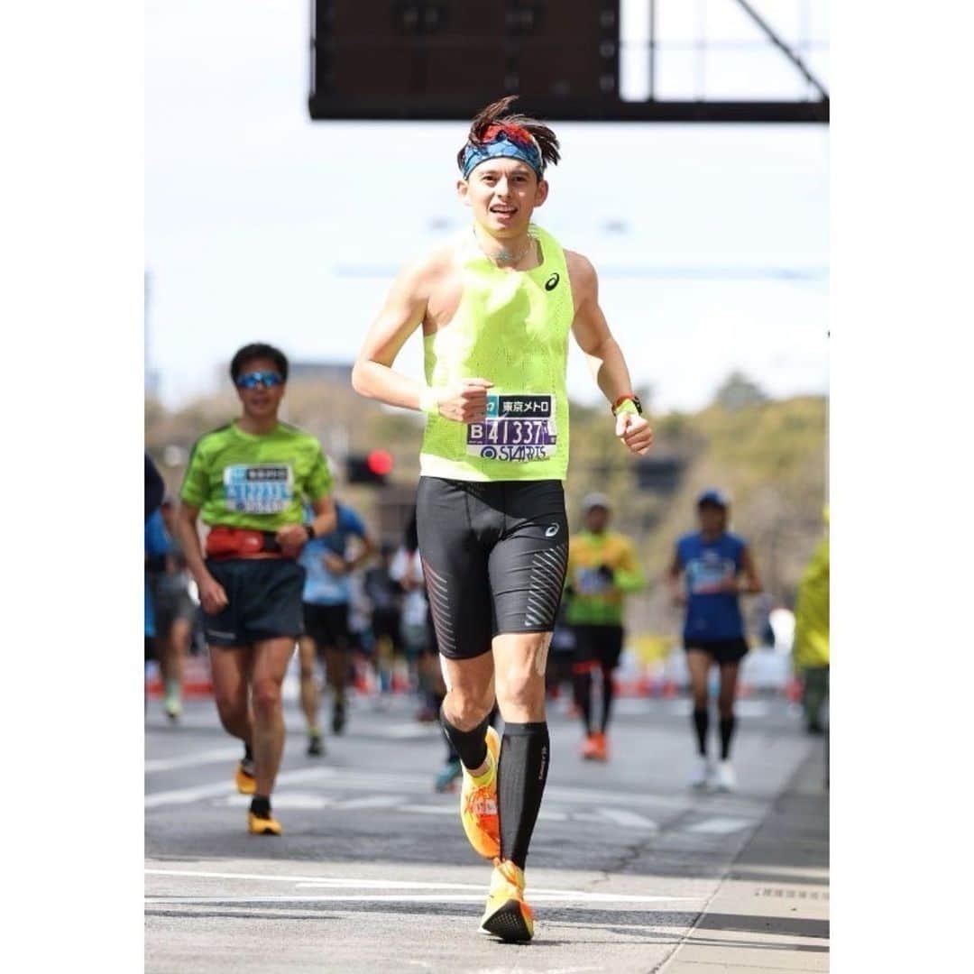 ハリー杉山さんのインスタグラム写真 - (ハリー杉山Instagram)「"東京マラソン"  人生2回目のフルマラソン！ 無事完走して最低目標のサブ3.5を3:28:49で達成しました！自己ベストです🤭長野マラソンで目指すところはまだまだ遠いですが、怪我明けで自分のコンディションを考えると後悔なく、一生忘れられない楽しいレースになりました😊  ランナー同士には特別な絆がありますよね^_^ 走りながら抜き去っていく先輩方から何度"ハリーがんばれ！ランスマ見てるよ！" と言われたのか！！超絶エネルギーになりました！  そして36km地点で"サブ3.5できなかったらまた金さんに怒られるよ！"と声をかけてくれた方、ありがとうございますww おかげで闘志に火が付きました🔥  反省としては35kmから恐ろしくペースダウンしたこと。これは完全に練習不足！次に必ずつなげます！  色んな形で遠くから応援してくれたり、プラカードでも応援してくれた皆さん本当に感謝です！！  この一体感、味わえて本当に幸せ。 ランナーの皆様、大会関係者の皆様、 ボランティアの皆様、応援してくれた皆！！  本当ありがとうございました！！！  Job done at Tokyo Marathon. 3:28:49. Man my legs gave up from 37km!!! Massive congrats to all the runners and organisers!!   and a BIG THANK YOU to @asicsrunning_jp  for being awesome and giving me the chance to run in some mental shoes at such a brilliant occasion!!!  Now time to rest!!!  #tokyomarathon #東京マラソン #liveuplifted #asics #metaspeedsky  @asicsrunning_jp #ランスマ倶楽部」3月6日 20時16分 - harrysugiyama