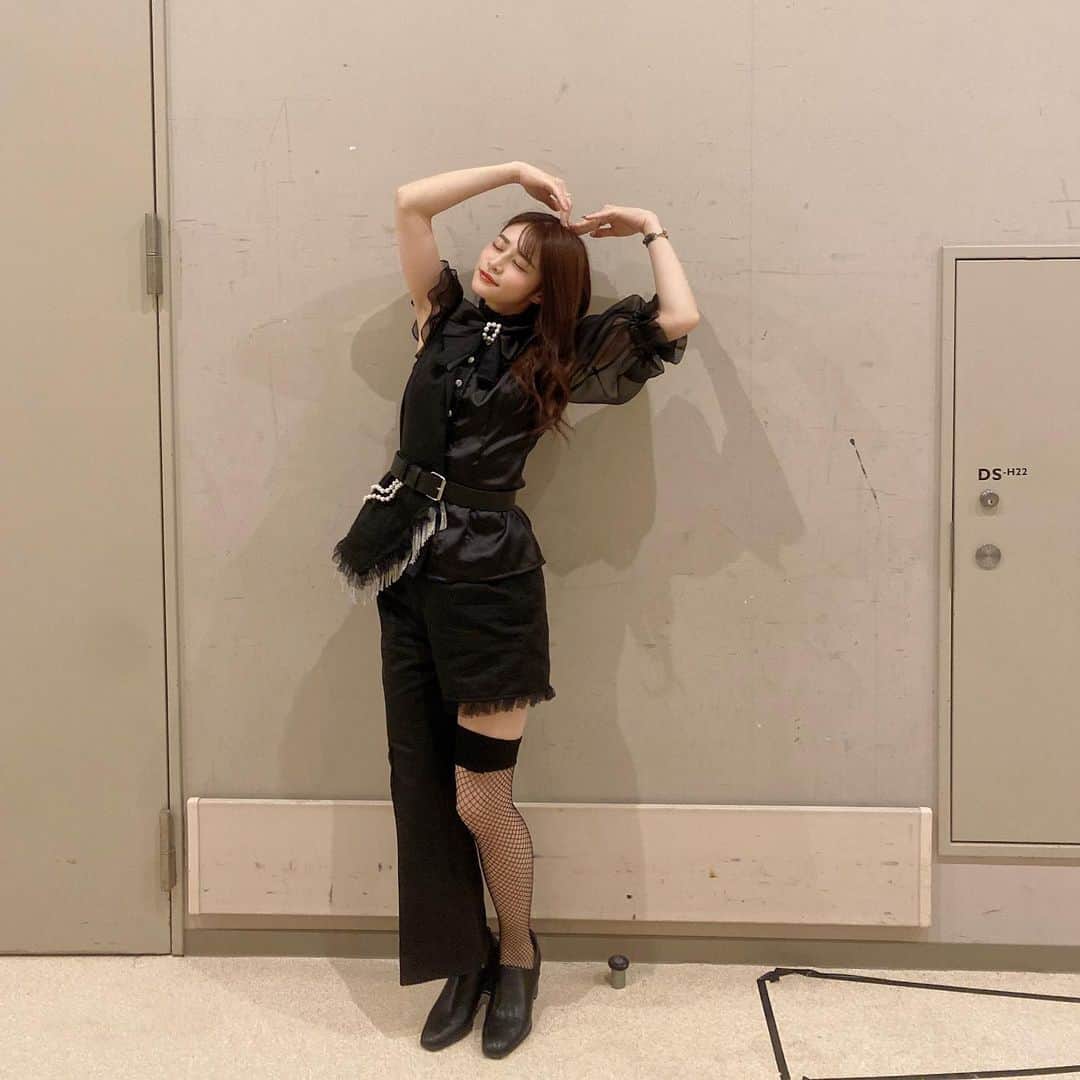 Raniさんのインスタグラム写真 - (RaniInstagram)「そういえば衣装を晒してなかったね！ @s1000idol の今私のステージ衣装です！ アシンメトリーになってるの可愛すぎるでしょ！？ 因みにメンバーのおすずと実は交換したのー！！😙 #saigonobansan #idol #artist #vocal #japanesegirl #tokyo #happy #love #group #ootd #fashion #black #stage #tif #music」3月6日 20時48分 - kou_aka_rani