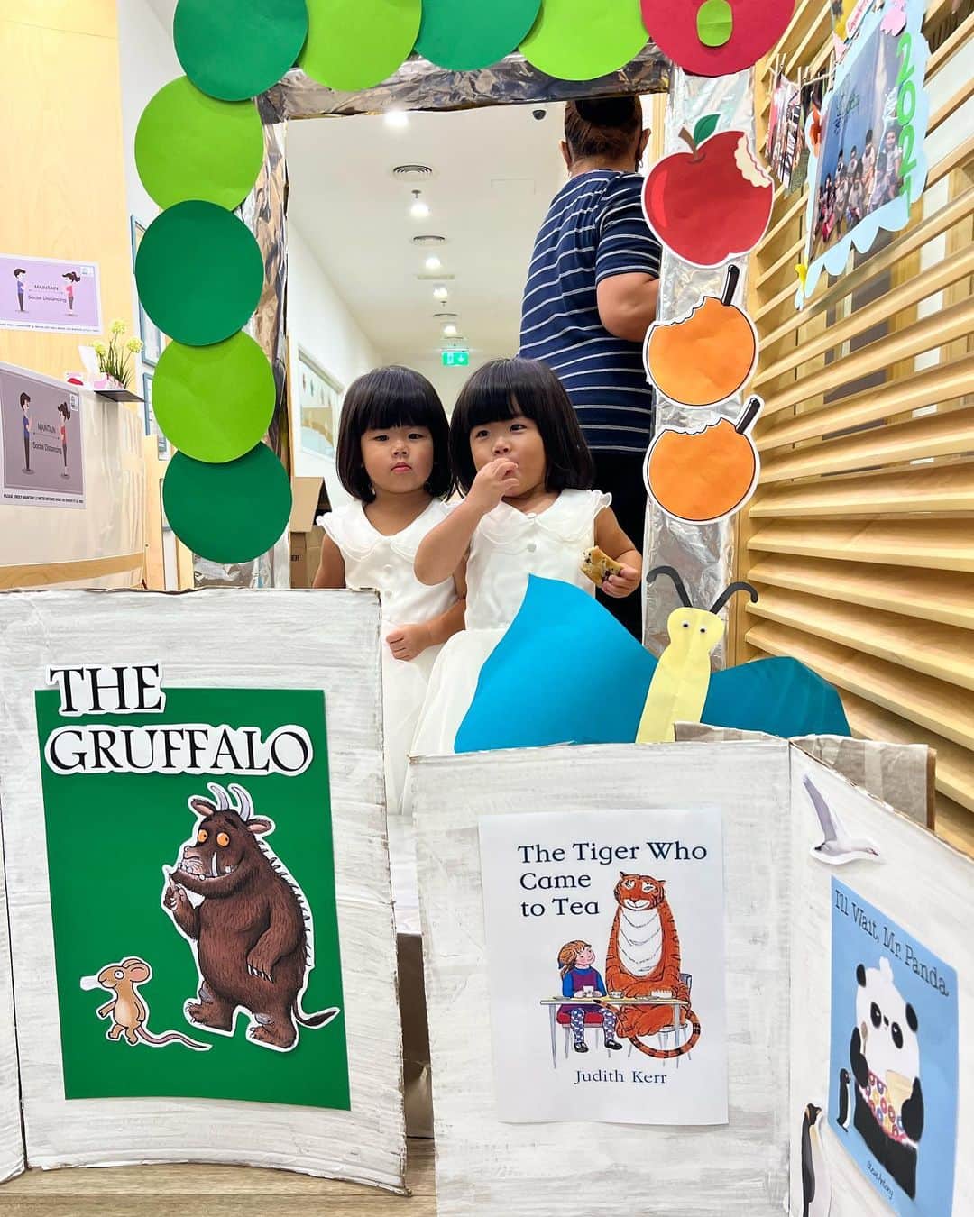 前田阿希子さんのインスタグラム写真 - (前田阿希子Instagram)「World book day！！📕✨  日本人の私には馴染みのないイベントですが、 『世界図書の日』で、 毎年3月の初めに行われるそう😃  この日はみんな本の登場人物に仮装して 登校＆登園するそうで…  あまり詳しいことを知らない私は 『シンデレラみたいな格好をして来てねー』 という担任の先生のメッセージを信じ、 いつかまた着る機会がないかなぁと 忍ばせていた白のドレスを着せました😂 （こんな真っ白、ご飯食べに行く時に着せられないし… ん？保育園はもっとナシですかね、普通😂)  そしたらみんなガッツリ仮装してきていて、 アナ雪、ピノキオ？、ティンカーベル、 園長先生も気合いの入ったアリス・イン・ワンダーランド😱✨（双子の写真を撮ってくださっている方が アリス…園長先生です)  こりゃ来年は...双子が大好きな 『はらぺこあおむし』にでも 仮装させましょかねぇ😎   #worldbookday #worldbookdaycostume   #twins #双子  #Dubai #dubailife   #dubainersery   #従姉妹の結婚式にきたドレスをただただ活用したくて  #次の出番は...もうないかしら？😂」3月7日 8時53分 - akiko_1206