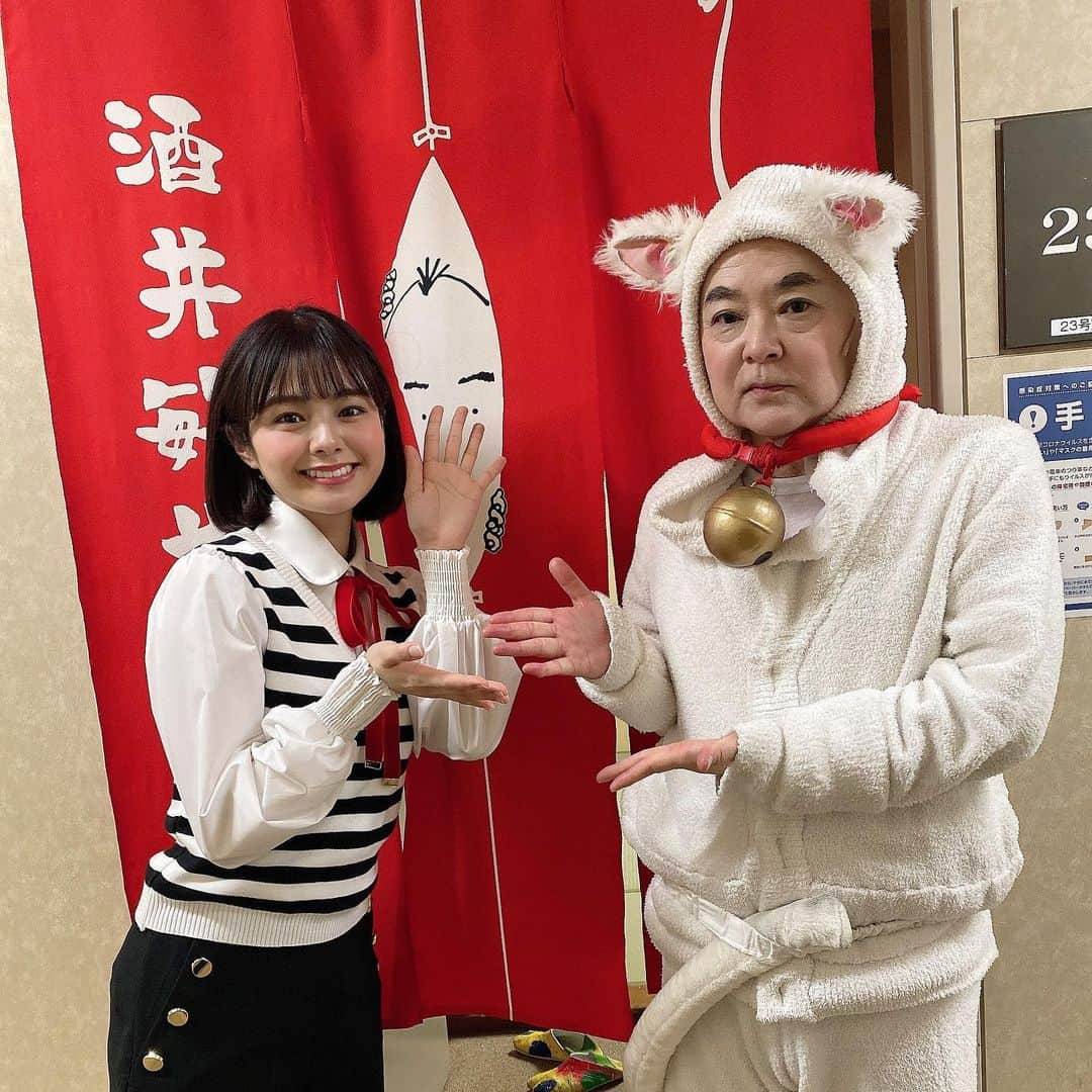 本間日陽さんのインスタグラム写真 - (本間日陽Instagram)「昨日、舞台サザエさん大千穐楽を迎え、無事幕を閉じました…!  年明けから稽古が始まり、約2ヶ月。 ほんとうに貴重な経験をさせていただきました!  演技経験も少なく、右も左も分からないようなわたしにたくさんアドバイスをくださった共演者の皆さん。丁寧にいろいろな教えをくださった演出の田村さん。いつも優しくて面白いスタッフの皆さん。素敵な方々に囲まれながら過ごしたこの2ヶ月は、とても特別なものになりました✨  劇場に足を運んでくださった皆さま、ほんとうにありがとうございました！東京、大阪、福岡と公演ができたことをとても嬉しく思います。  写真は皆さんと一緒に撮った写真たちたち📸💞  またどこかで愛おしい「サザエさん」の皆さんにお会いできますように…ほんとうにありがとうございました!🐟✨  #舞台サザエさん #サザステ #ひなたはワカメ」3月7日 14時00分 - hinata_homma1110