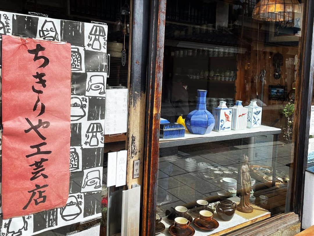 愛可さんのインスタグラム写真 - (愛可Instagram)「・ 民藝の町、松本では中町通りの「ちきりや」さんでのお買い物が楽しみのひとつです。  3年前に訪れた際、ここちきりやさんお母さんがおっしゃっていた、 「普段使うものこそ、とびきり気に入っているものを使うのよ」　　そのシンプルな言葉が、私の心をスッキリとさせてくれたのを思い出します。  それはどんなモノにも通ずるものだと、大切なモノはもったいぶらずにどんどん使おうと思わせてくれたお言葉☺️ 85歳になられたというお母さんは、今回も優しげな口調でお話しされながら、器を丁寧に包んで下さいました。  今回はスリップウェアの中鉢や小鉢、小鹿田焼の飛びカンナの小鉢を。 旅の思い出と共に大切に使います。  #ちきりや工芸店  #器好き  #松本　#民藝　#スリップウェア  #小鹿田焼」3月7日 14時09分 - aikick