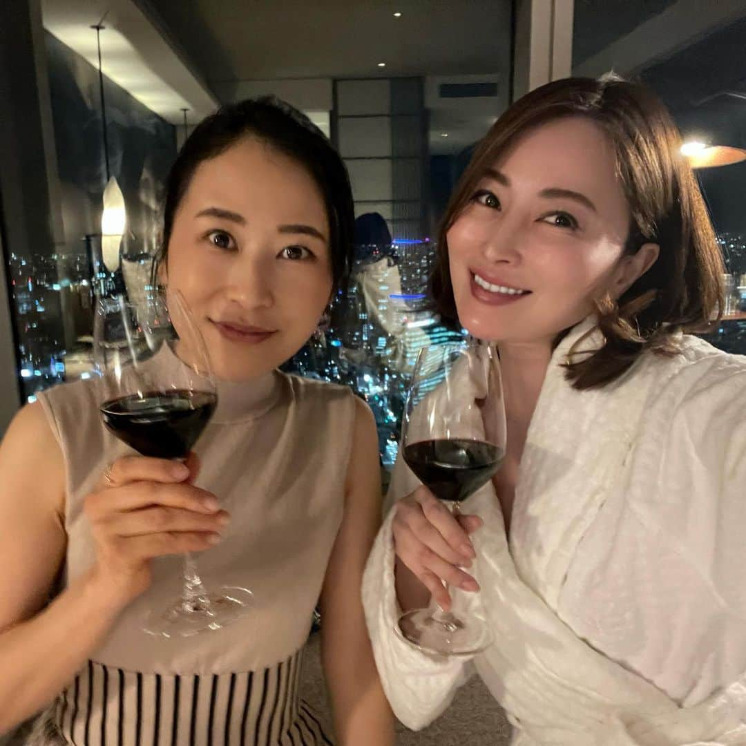 戸田さと美さんのインスタグラム写真 - (戸田さと美Instagram)「【大人の色気は後ろ姿に宿る】と 思っている戸田です。  ①毎日後ろ姿を念入りにチェックすること ②定期的に写真を撮ること ③背中のピーリングを欠かさないこと（ピーリング効果のある化粧水や石鹸でもOK）  この３つを意識してたら、頑張らなくても綺麗な背中になっていくと思う。無意識の中の意識（習慣化された意識っていうのかな） そういうことが大切。  さて、 東京スカイツリーを眺めることのできるプールがあるのは フォーシーズンズホテル東京大手町  スパがとても素晴らしく、プールに行くまでには 日本の陶芸品や、日本産まれの美しいランジェリーは販売されていて、ラグジュアリーな空間にうっとりします。  初の宿泊となりましたが、 ルームサービスと美味しいワインで 今後の自分の人生の進め方についてじっくり論議。  有意義な時間の使い方ってこういうことだなぁと改めて。 人生の折り返しには 新たなインプットが必要だよね。 コロナで行動制限がかかり、 変えられない日常を過ごしてきて思うのが、 刺激が人生を彩るとこを改めて実感したりして。  今年は沢山旅がしたいな。  #背中ケア  #背中痩せ  #背中美人  #私の幸せ  #水着  #水着コーデ  #ホテルプール #hotel #hotelstay  #白い水着 #アラフォーファッション #アラフォー #ファッション好きとつながりたい #ジム #パーソナルトレーニング #トレーニング  #フィットネス　#ワークアウト　 #ジムトレ  #ボディメイク  #美ボディ #筋トレ女子 #ワークアウト女子 #筋トレ女子と繋がりたい #トレーニング好きな人と繋がりたい #インスタダイエット　#美尻 #メリハリボディ #尻トレ #筋トレ初心者」3月7日 15時06分 - satomitoda