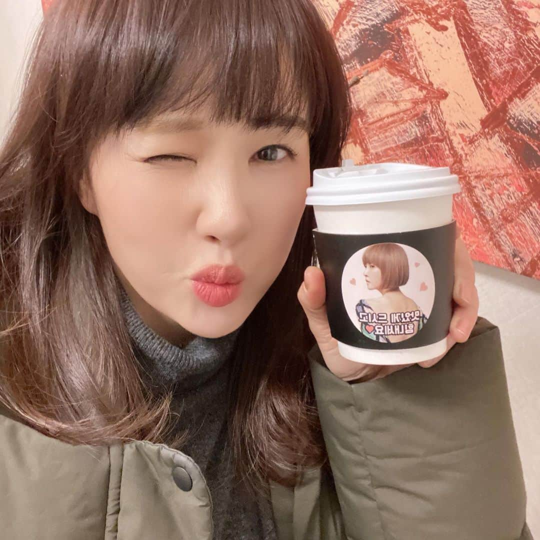 キム・ソナさんのインスタグラム写真 - (キム・ソナInstagram)「사랑하고 愛情하는 민시❤️❤️ @gominsi  의 따뜻하고 사랑가득 한 서프라이즈 응원!! 너무너무💖💖고마워 ❤️❤️ 알라뷰^^ 미쓔 ❤️❤️ love minsi~~~ 보고싶당..  능 ~~ 응원해^^💋💋 #behappy #staysafe  #stayhealthy」3月7日 16時29分 - kimsuna_official