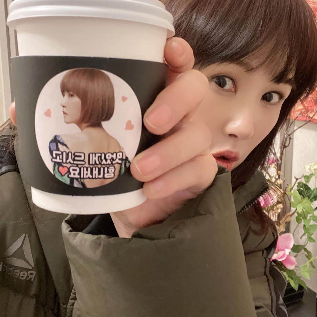 キム・ソナさんのインスタグラム写真 - (キム・ソナInstagram)「사랑하고 愛情하는 민시❤️❤️ @gominsi  의 따뜻하고 사랑가득 한 서프라이즈 응원!! 너무너무💖💖고마워 ❤️❤️ 알라뷰^^ 미쓔 ❤️❤️ love minsi~~~ 보고싶당..  능 ~~ 응원해^^💋💋 #behappy #staysafe  #stayhealthy」3月7日 16時29分 - kimsuna_official