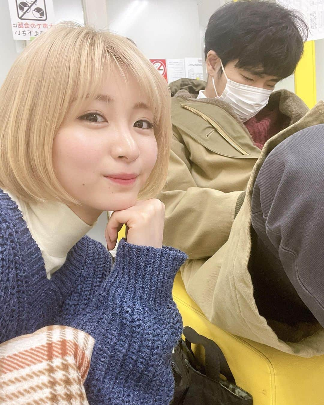 岡崎紗絵さんのインスタグラム写真 - (岡崎紗絵Instagram)「本日22時からドクターホワイト 第8話👩‍⚕️  消えた赤ちゃんの謎。 究極の選択を迫られる夫婦、 そして真壁先生の過去も明らかになります。🏥  そんな中おじさんの病気も進行、、  白夜さんにとっても大きな心の変化があります。 感動。  涙なしで見れなかったです。 目がはちゃめちゃに腫れました。  写真は狩岡兄弟、お兄ちゃんと👦🏻 優しいお兄。 いつも考え事しながら難しい顔で寝てるお兄。  #ドクターホワイト #第8話 #狩岡兄弟 #柄本佑　さん #優お兄」3月7日 16時57分 - sae_okazaki