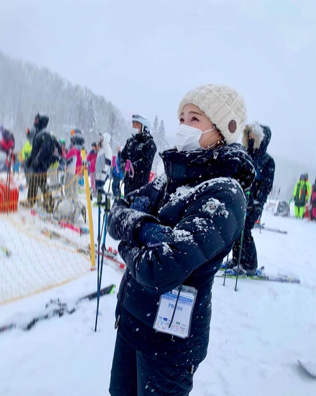 土屋炎伽さんのインスタグラム写真 - (土屋炎伽Instagram)「✴︎ 昨日まで4日間に渡って開催された 全日本スキー技術選手権大会を観戦してきました⛷✨ 通称 #技術選 と呼ばれ、 各都道府県の予選を突破した選手が スキーの技術を競う年に一度の大会です🔥  YouTubeに沢山動画もあるので ぜひ" 技術選 "と検索して観ていただきたいのですが、 たくさんのスキーヤーや選手のファンが駆けつけ、 選手がスタートすると会場いっぱいに チアホーンが鳴り響いて ものすごく盛り上がるとても魅力的な大会なんです😳✨  この技術選には、 #SkiTV5 のメインナビゲーターであり ロケでは本当にお世話になった #丸山貴雄 さんをはじめ、 様々な場所でご一緒したゲストスキーヤーや スタッフの皆さんも出場されていたので、 予選1〜3日目までは配信にかじりついて応援し、 最終日は現地で応援を届けるべく 会場の白馬に向かいました😊📣  応援で盛り上がる会場のワクワク感と 選手の皆さんの気合いや緊張が同時に伝わる なんとも言えない空気感は、 まさに大会ならでは、そして現地ならでは！ 実は、年に一度という貴重な機会でありながら 様々な種目のどれもが 「一本しか滑ることができない」のです。 天候や雪質が変わりやすい雪山で 一年間の全てをその一本に込める… 本当に厳しい戦いですが、 選手の皆さんの素晴らしい滑りに心から感動しました。 また来年も絶対応援に行こう☺️  そして、今夜23時〜BS日テレでは SkiTV5の放送があります❣️ 今回は軽井沢のスキー旅😊！ 番組後半に出てくる縁結びのパワースポットが とても素敵な場所だったので、 そちらも要チェックです⛩✨ . #技術選 #スキー #hakubavalley  #skitv5 #ski #軽井沢」3月7日 18時01分 - honoka.t8