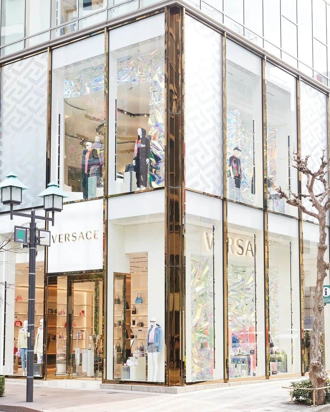 山田優さんのインスタグラム写真 - (山田優Instagram)「New. Style, New Versace!!!!  リニューアルオープンした 銀座並木店も楽しみです♡  そろそろ ミニスカートの季節ですね♡♡♡  @versace #ヴェルサーチェ」3月7日 20時50分 - yu_yamada_