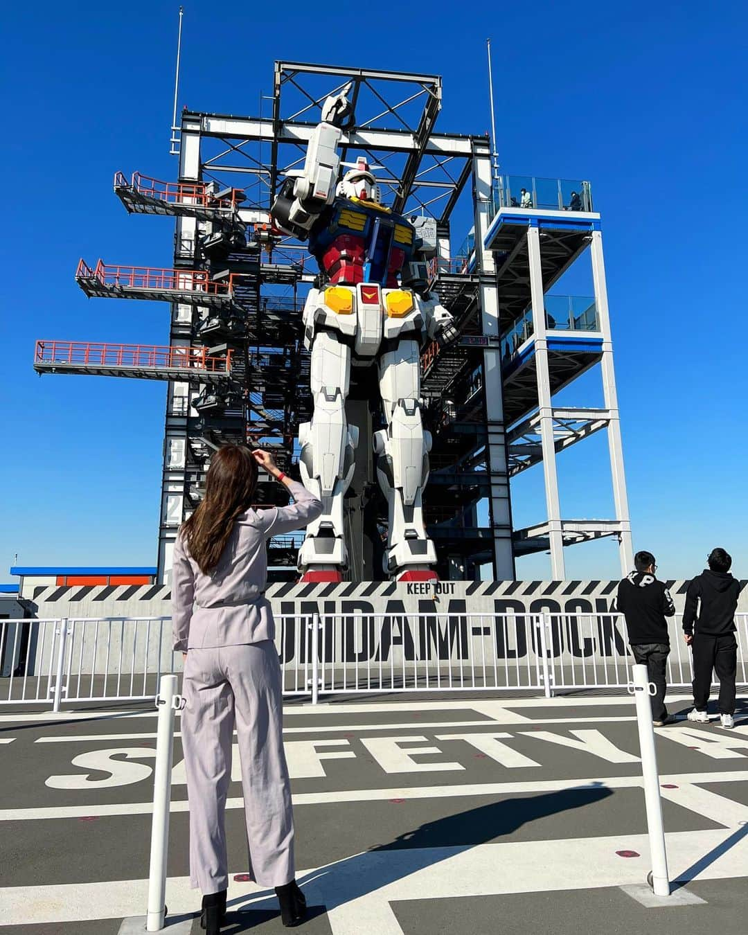 得あゆさんのインスタグラム写真 - (得あゆInstagram)「横浜のガンダムにご挨拶💁🏼‍♀️ #誰が肩幅ガンダムや  ・ ・ ・ ・ ・ ・ ・ ・ ・ ・ ・ ・ ・ ・ ・ ・ ・ ・ ・ ・ ・ ・ ・ #旅#横浜#横浜デート#ガンダム#ガンダム好き#gundamfactoryyokohama#ガンダムファクトリーヨコハマ#横浜グルメ#カハラホテル#東京旅行#旅行コーデ#ママコーデ#ママファッション#子育てママ#ママライフ#産後ダイエット#セットアップ#春コーデ#家族旅行#男の子ママ#ナチュラルメイク#ママスタグラム#春服#春カラー#女子旅#パープルカラー#jacketstyle#springfashion#gundam」3月7日 21時29分 - tokuayu819