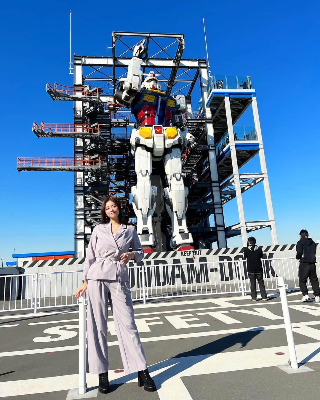 得あゆさんのインスタグラム写真 - (得あゆInstagram)「横浜のガンダムにご挨拶💁🏼‍♀️ #誰が肩幅ガンダムや  ・ ・ ・ ・ ・ ・ ・ ・ ・ ・ ・ ・ ・ ・ ・ ・ ・ ・ ・ ・ ・ ・ ・ #旅#横浜#横浜デート#ガンダム#ガンダム好き#gundamfactoryyokohama#ガンダムファクトリーヨコハマ#横浜グルメ#カハラホテル#東京旅行#旅行コーデ#ママコーデ#ママファッション#子育てママ#ママライフ#産後ダイエット#セットアップ#春コーデ#家族旅行#男の子ママ#ナチュラルメイク#ママスタグラム#春服#春カラー#女子旅#パープルカラー#jacketstyle#springfashion#gundam」3月7日 21時29分 - tokuayu819