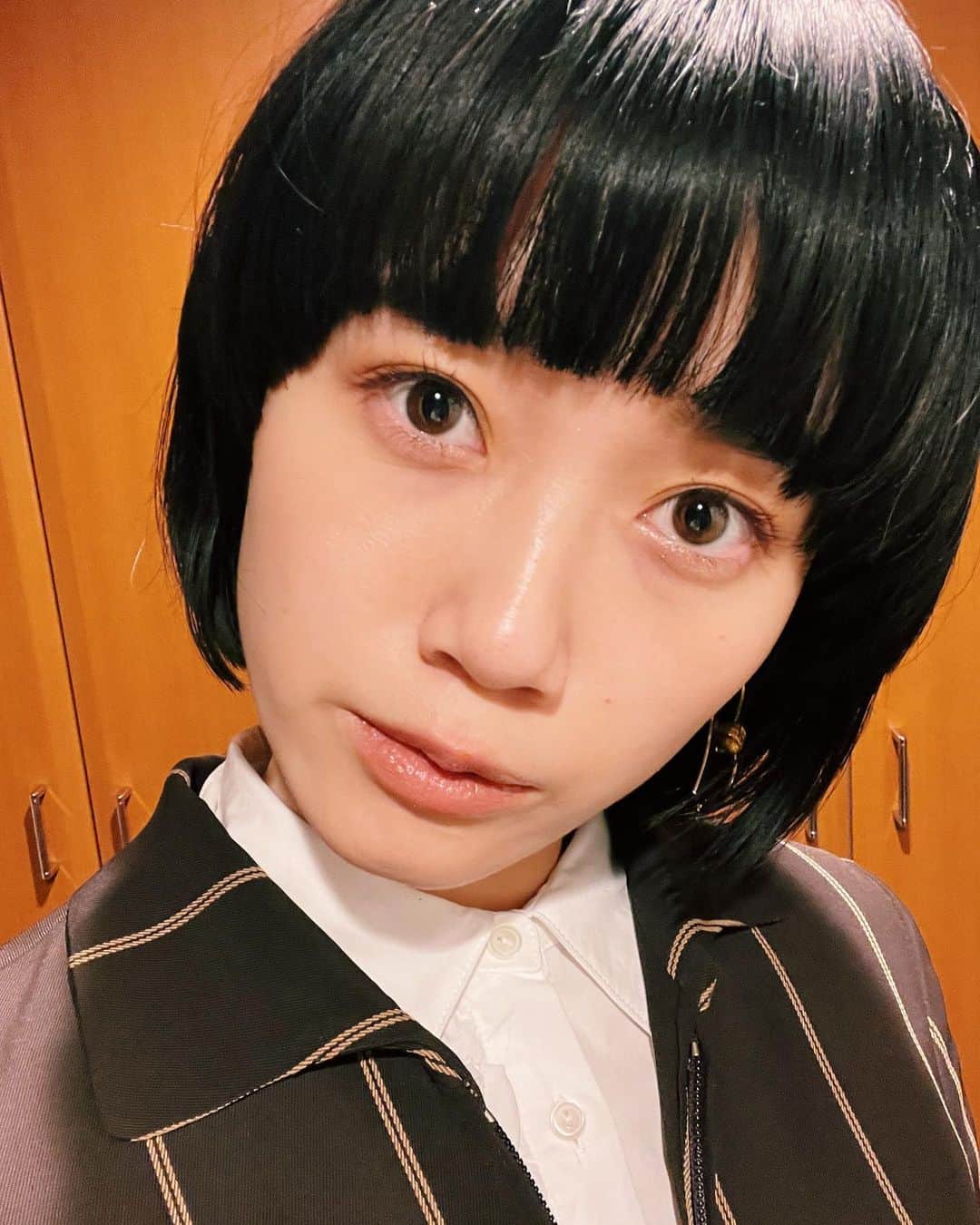 宮城舞さんのインスタグラム写真 - (宮城舞Instagram)「娘のお宮参りとお食い初めを 同日に行いました👶🏻㊗️✨  そんな日の私。 少しでも参考になれば☺️  @_echord のVintageのセットアップは 妊婦中に入りもしないのに 可愛すぎてポチり💸 産後びくとも入らずだったけど なんとか入って着れたーー✌️🙄  中を同系色のロンTにしようか ベージュのタートルにしようか 朝、ぎりぎり悩んで こちらの @6______roku のシャツが エントリーされました👏 袖がかわゆいので 出してみたりなんかして🏳️  息子の時は母が着ていた着物を 着たんだけど 本当に大変だった記憶があって 今回同日に お参り、写真撮影、お食い初め と盛りだくさんプランだったので 着物は一度着たし このようなコーデなりました😚  特に買い足しなく コーデ組んでみたよ！  メイクはこのような感じ(2枚目)  オレンジベージュのシャドウを 上瞼に目尻濃いめにのせて @celvoke.jp  ヴォランタリーアイズ　27  下瞼にはシャイニーっぽい スティックシャドウを全体にのせて @immeme_official  スティックシャドウシマー　003  まつ毛は上だけ 暖色のカラーマスカラON @rmkofficial  ハイボリュームマスカラEX-01 エクストラベリー  リップ @rmkofficial  ザ リップカラー03 3421 チーク @threecosmetics  カラーヴェール フォー チークス17  は肌馴染みがいい 少し血色が着くくらいな 程度にしました☺️  #お宮参り #お宮参りコーデ #お食い初め #お食い初めコーデ #今日の宮城はん」3月7日 23時34分 - mai_miyagi