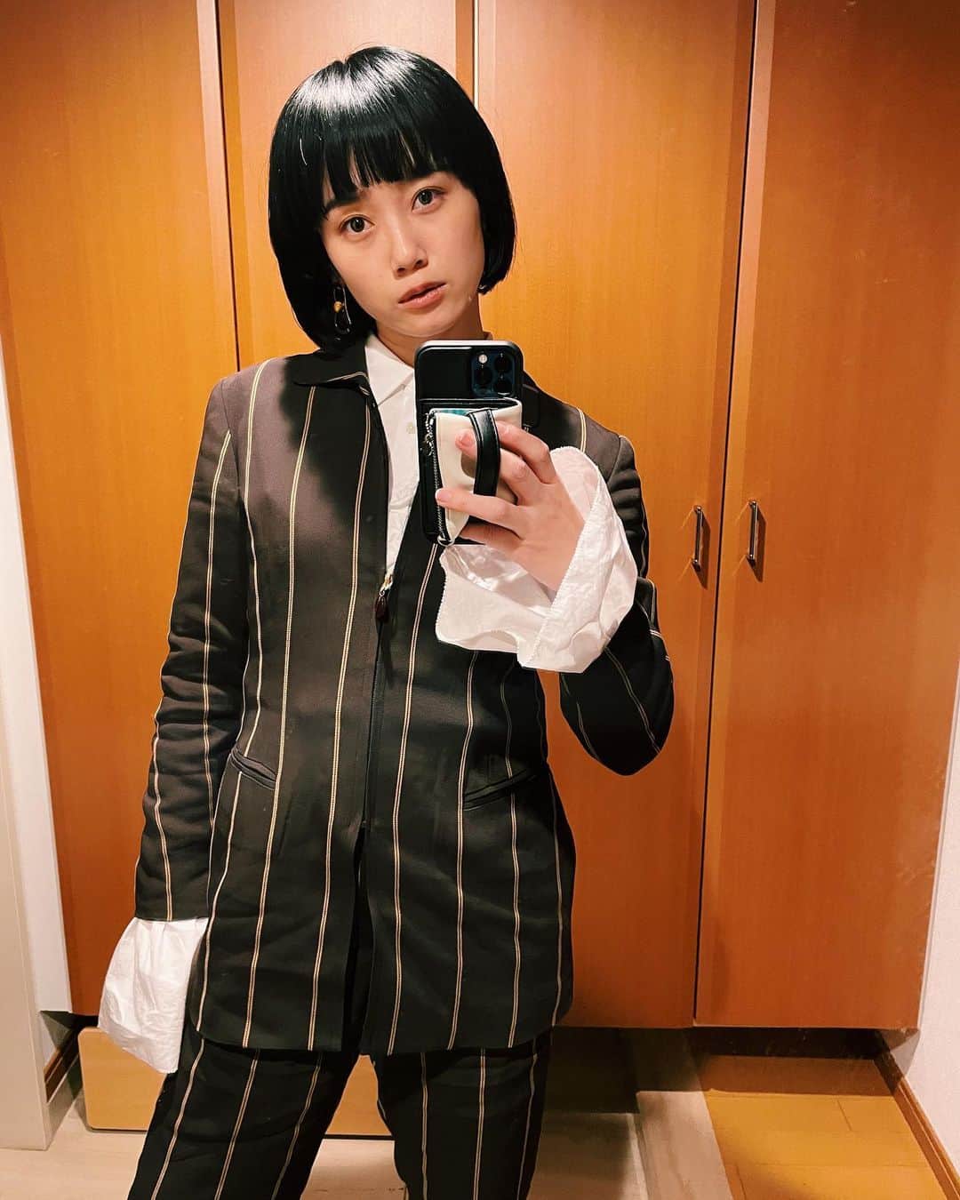 宮城舞さんのインスタグラム写真 - (宮城舞Instagram)「娘のお宮参りとお食い初めを 同日に行いました👶🏻㊗️✨  そんな日の私。 少しでも参考になれば☺️  @_echord のVintageのセットアップは 妊婦中に入りもしないのに 可愛すぎてポチり💸 産後びくとも入らずだったけど なんとか入って着れたーー✌️🙄  中を同系色のロンTにしようか ベージュのタートルにしようか 朝、ぎりぎり悩んで こちらの @6______roku のシャツが エントリーされました👏 袖がかわゆいので 出してみたりなんかして🏳️  息子の時は母が着ていた着物を 着たんだけど 本当に大変だった記憶があって 今回同日に お参り、写真撮影、お食い初め と盛りだくさんプランだったので 着物は一度着たし このようなコーデなりました😚  特に買い足しなく コーデ組んでみたよ！  メイクはこのような感じ(2枚目)  オレンジベージュのシャドウを 上瞼に目尻濃いめにのせて @celvoke.jp  ヴォランタリーアイズ　27  下瞼にはシャイニーっぽい スティックシャドウを全体にのせて @immeme_official  スティックシャドウシマー　003  まつ毛は上だけ 暖色のカラーマスカラON @rmkofficial  ハイボリュームマスカラEX-01 エクストラベリー  リップ @rmkofficial  ザ リップカラー03 3421 チーク @threecosmetics  カラーヴェール フォー チークス17  は肌馴染みがいい 少し血色が着くくらいな 程度にしました☺️  #お宮参り #お宮参りコーデ #お食い初め #お食い初めコーデ #今日の宮城はん」3月7日 23時34分 - mai_miyagi