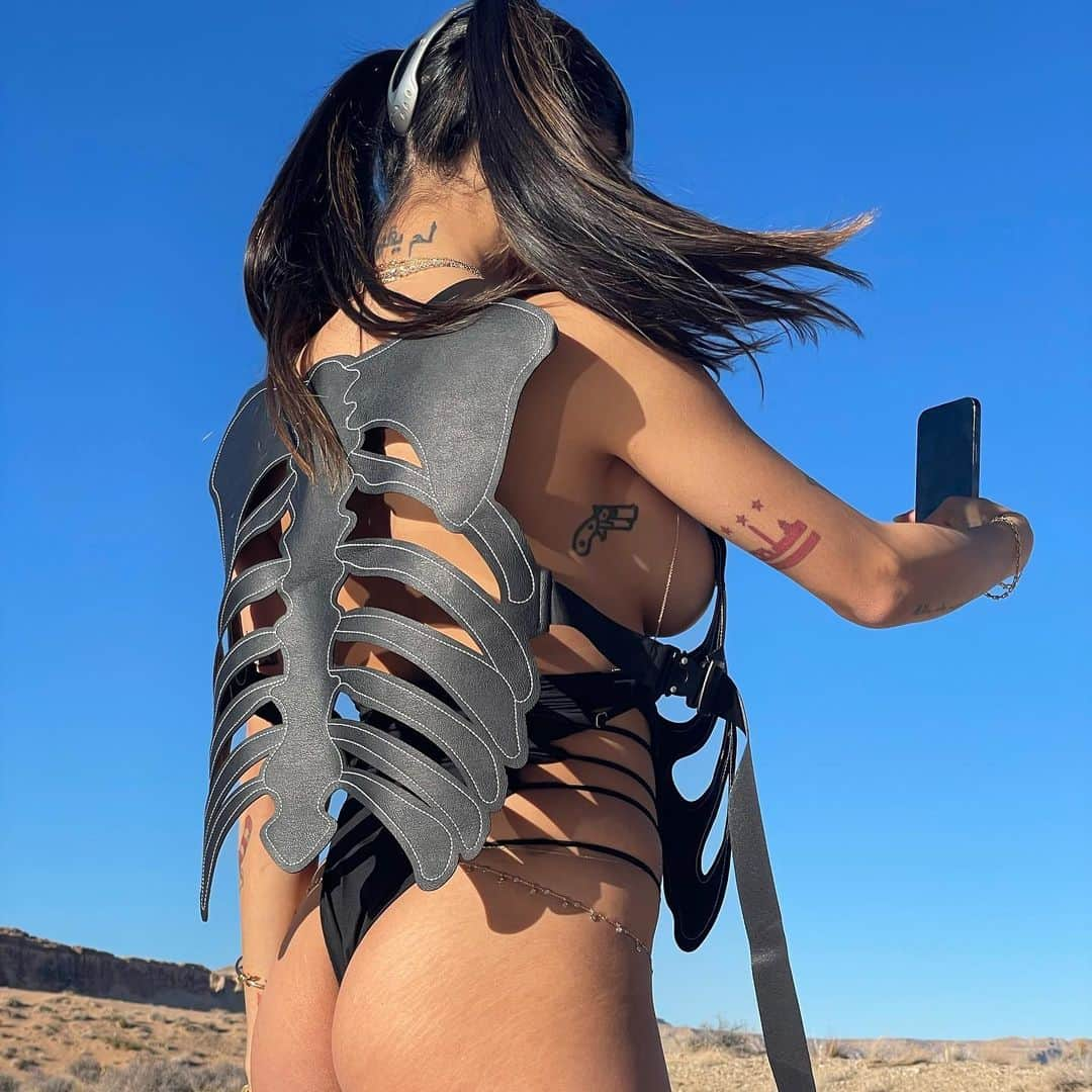 ミア・ハリファさんのインスタグラム写真 - (ミア・ハリファInstagram)「Lil’ desert Bug 🐞 (Who wore it better? 😛)」3月8日 1時43分 - miakhalifa