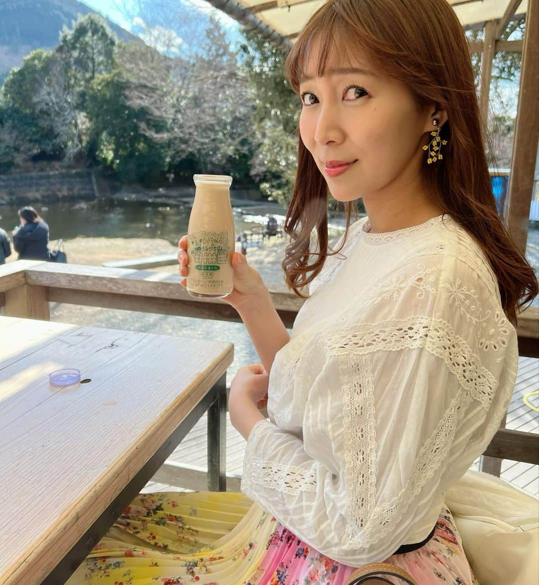 小野澤玲奈さんのインスタグラム写真 - (小野澤玲奈Instagram)「この前の癒し時間🥛  自然の中でコーヒー牛乳ならぬ 紅茶牛乳☕️しかもHOT♡  ヤギの親子かわいいね〜🐐💕  #しばちゃんランチマーケット  #掛川 #掛川カフェ  #紅茶牛乳  #shizuokalife  #このあと道で大根をもらう」3月8日 14時27分 - reina.onozawa