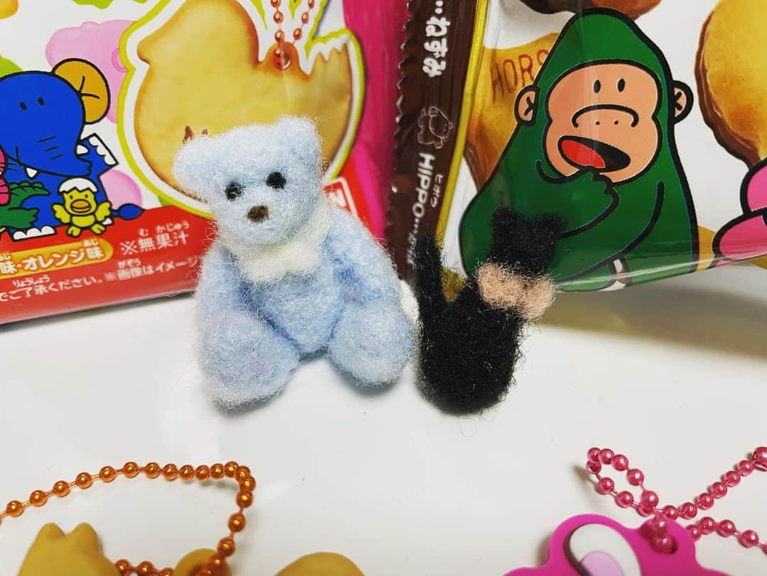 蒼真せれんさんのインスタグラム写真 - (蒼真せれんInstagram)「ついつい集めたくなっちゃうもの🧸 ⁡ 最近色々なところで たべっ子どうぶつシリーズ を見かけて思わず グミとチョコビスケットを 買ってしまいました❤️ ⁡ グミについてる ラバーマスコットが 可愛すぎて 色んな種類集めたくなりました🐰 ⁡ ちなみに、 青いクマと黒猫は 羊毛フェルトのプチ作品です😁笑 なかなか良く出来た （と自負しています笑） ⁡ 皆さん集めてるものとか ありますかね？☺️  #たべっ子どうぶつ  #おまけ #羊毛フェルト #クマ #ネコ」3月8日 17時51分 - seren.soma