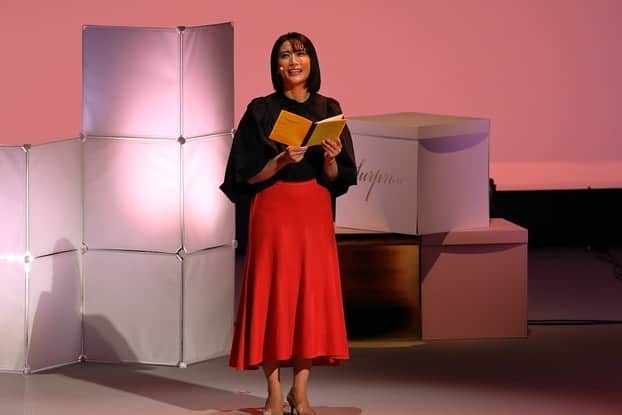 松川浩子さんのインスタグラム写真 - (松川浩子Instagram)「先日の コトノハ写真  作品によって 水色のスカートと 赤のスカートを 履き替えましたが、 照明がなんとピッタリ！  読んでいる側は 舞台上がどうなっているのか 分かっていなかったので こんなに照明で 素敵にしてもらえてたんだ〜と 感激✨  実は今日も こんな感じの照明に 助けられて仕事があったのですが 後日アップしますね。  ラジオコトノハ 月曜日21:45〜22:00も 是非お聴きくださいませ！  #コトノハ #mbsアナウンサー #朗読イベント #照明のチカラ」3月8日 18時32分 - hiroko_matsukawambs