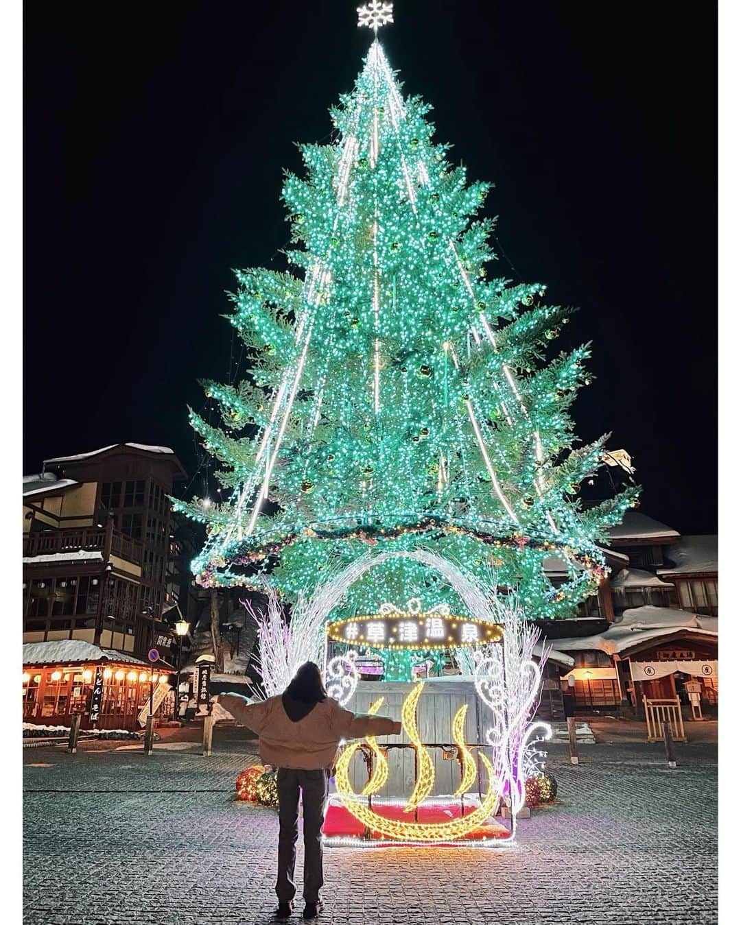 ななぴさんのインスタグラム写真 ななぴinstagram クリスマスじゃないのにツリー飾ってあった 草津温泉 温泉 草津 草津 旅行 国内旅行 温泉旅行 ダウン コーデ 冬服 白ダウン Celine セリーヌ ボブ ショートヘア 湯畑 クリスマスツリー Denim 3