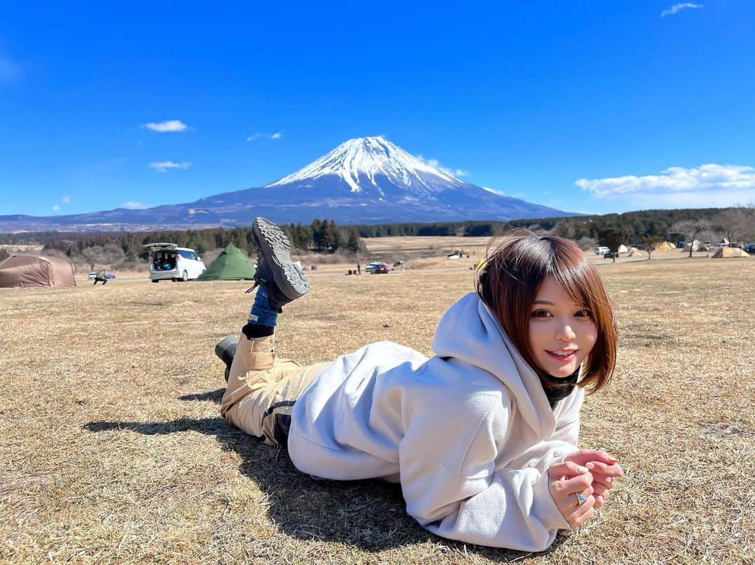 ななぴさんのインスタグラム写真 - (ななぴInstagram)「I love 🗻🐉  今のところ富士山観に行くと いつも見えるからラッキーだなあ😚  天気良くて最高だった🌸  気持ちよかったしアスパラと富士山美味しすぎて 幸せしかなかったし景色絵みたいだった。。  かわいいパーカーは　@wvproject_ の🏕❤︎  しばふごろごろ幸せだーーい🌱🌿  #ふもとっぱら　#ふもとっぱらキャンプ場　#富士山　#mtfuji #fujisan #山梨県　#キャンプ女子　#アウトドア好き　#ボブ　#ショートヘア　#パーカー #fodie #wvproject #静岡県」3月8日 21時24分 - __nanapgram__