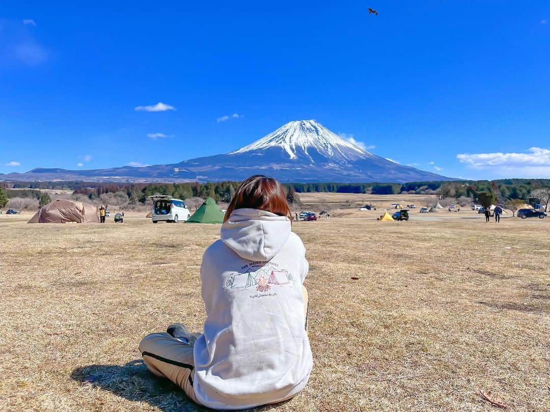 ななぴさんのインスタグラム写真 - (ななぴInstagram)「I love 🗻🐉  今のところ富士山観に行くと いつも見えるからラッキーだなあ😚  天気良くて最高だった🌸  気持ちよかったしアスパラと富士山美味しすぎて 幸せしかなかったし景色絵みたいだった。。  かわいいパーカーは　@wvproject_ の🏕❤︎  しばふごろごろ幸せだーーい🌱🌿  #ふもとっぱら　#ふもとっぱらキャンプ場　#富士山　#mtfuji #fujisan #山梨県　#キャンプ女子　#アウトドア好き　#ボブ　#ショートヘア　#パーカー #fodie #wvproject #静岡県」3月8日 21時24分 - __nanapgram__