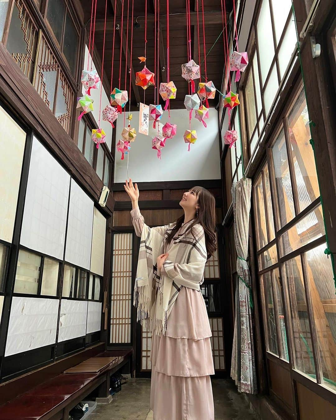 相場詩織さんのインスタグラム写真 - (相場詩織Instagram)「【秋田内陸縦貫鉄道の旅🚞】 ⁡ 秋田内陸縦貫鉄道を利用した 1人旅の様子をまとめてみました✨ (角館駅乗車　阿仁合駅到着) ⁡ ① 【仙北市角館 八柳商店さん】 ⁡ 創業明治9年。秋田で山桜の樹皮を用いた伝統工芸・樺細工を製造している八柳さん。 職人の技が光る美しく機能性の高い作品は、 手にとると一生モノの宝物として購入したくなるような魅力があります！ 角館駅近く、体験等も出来るそうなので皆様も是非お立ち寄り下さい✨ @yatu8000  ⁡ ② 【仙北市角館 安藤醸造さん(本店)】 ⁡ 創業160年の味噌醤油醸造元安藤醸造さんでオリジナルラベル貼り体験をしてきました！ 安藤醸造さんの商品は“無添加”“天然醸造”が特徴。機械に頼らない杜氏の熟練の技による味噌、醤油、漬物は絶品でこの味で育った秋田県民の舌は間違いなく肥えています！笑 どれも間違いないのですが、私のおすすめは白だしです！ お土産に是非♡ @andojyozo  ⁡ ③ 【走る農家レストランごっつお玉手箱列車】 ⁡ 秋田内陸縦貫鉄道では 様々なイベント列車が運行しています！ ごっつおは秋田弁でご馳走のこと。 各駅に停車する度に地元のお母さん方が地元の食材を使った美味しい手作りのご馳走を運んできてくださいます✨ お腹だけでなく優しいおもてなしに心も満たされます☺️ 最終到着駅の阿仁合駅では、阿仁合の本屋さんや阿仁合コミューンさんにお邪魔しました📚 阿仁合コミューンさんではWAROCK体験が出来ますよ♩ @renkeikyo_nairikuline  桜の時期にまた内陸線に乗って旅をしたいな〜🌸  #東北旅行 #秋田旅行 #秋田観光 #東北観光 #秋田グルメ  #あきたびじょん #東北pr局 #東北photogram  #行くぜ東北 #鉄道女子 #鉄道旅 #旅行 #旅行好き #1人旅 #1人旅女子 #visitjapan #visitakita #伝統工芸」3月8日 23時33分 - shioriaiba0801