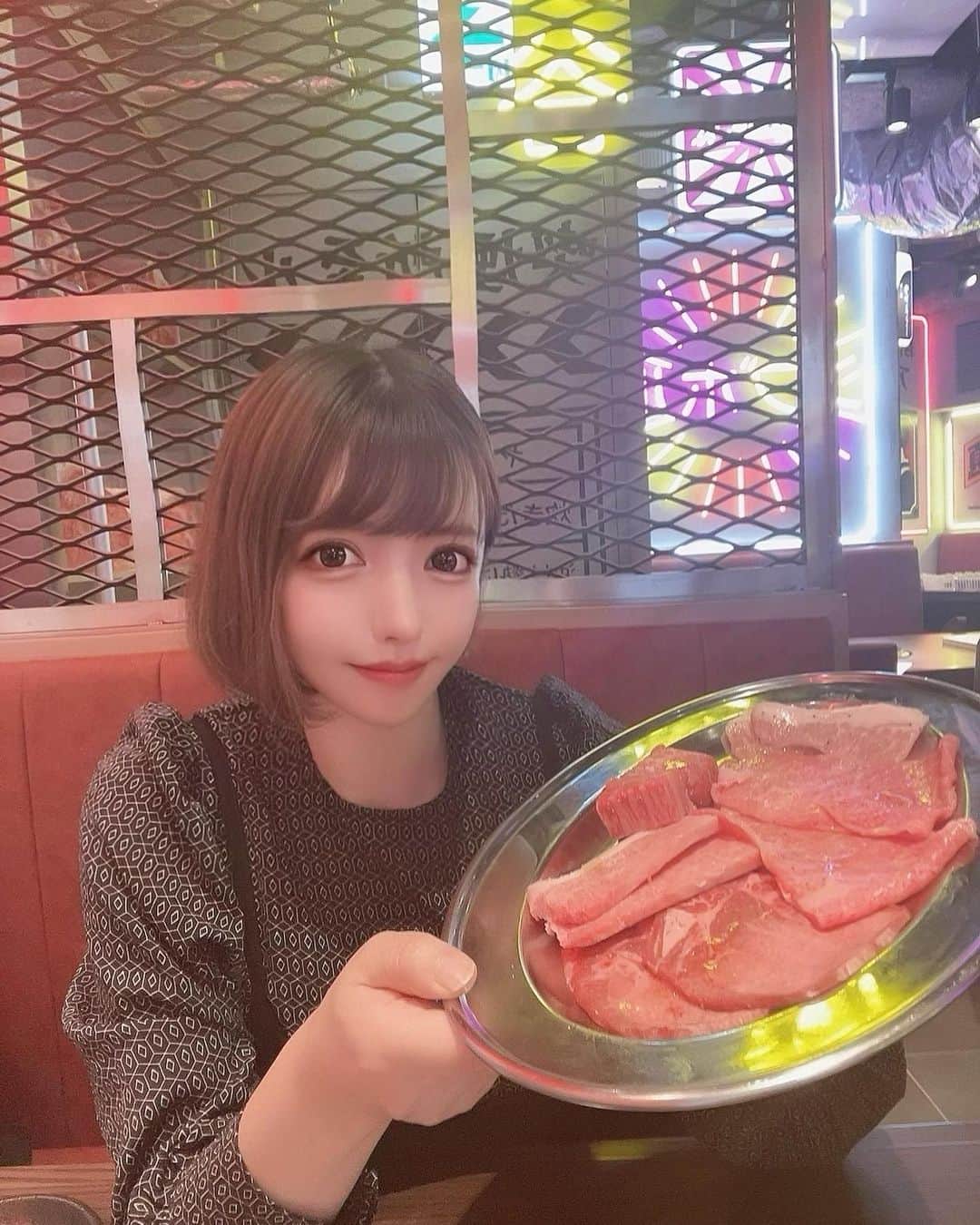めあり(みい)さんのインスタグラム写真 - (めあり(みい)Instagram)「@udagawa_nikuyoko 最近ずーっと食べたかった焼肉行けた☺️ 店内が可愛すぎて映えすぎてお洒落なBARみたいでした😍 和牛の食べ放題コースにしたのですが お肉屋さんのショーケースみたいないっぱい並んだお肉の中から好きな物を選べます🥓🥩🍗 こーんな美味しい食べ放題のお店は初めてで感動しました🥺⭐️ サイドメニューもコースに入ってて豊富な品数でした✧︎ 渋谷でお洒落で美味しい焼肉たくさん食べたい時にめっちゃおすすめです♡♡ ・ ・ #肉屋横丁宇田川 #肉屋横丁  #渋谷焼肉 #食べ放題 #焼肉食べ放題 #極みタン #和牛 #渋谷ディナー #A5和牛 #ショーケース #東京 #Tokyo #渋谷 #shibuya #宇田川 #焼肉 #yakiniku #黒毛和牛 #焼肉 #焼肉部 #焼肉女子 #渋谷グルメ #きょコ #コーデ #自撮り #インフルエンサー#グルメ好きな人と繋がりたい #焼肉好きな人と繋がりたい #グルメ #gourmet#サロモ#渋谷」3月9日 8時38分 - bokuwamus