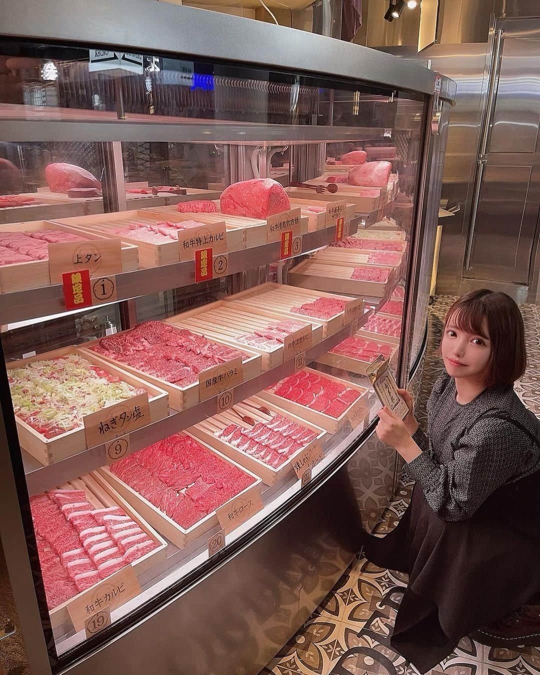 めあり(みい)さんのインスタグラム写真 - (めあり(みい)Instagram)「@udagawa_nikuyoko 最近ずーっと食べたかった焼肉行けた☺️ 店内が可愛すぎて映えすぎてお洒落なBARみたいでした😍 和牛の食べ放題コースにしたのですが お肉屋さんのショーケースみたいないっぱい並んだお肉の中から好きな物を選べます🥓🥩🍗 こーんな美味しい食べ放題のお店は初めてで感動しました🥺⭐️ サイドメニューもコースに入ってて豊富な品数でした✧︎ 渋谷でお洒落で美味しい焼肉たくさん食べたい時にめっちゃおすすめです♡♡ ・ ・ #肉屋横丁宇田川 #肉屋横丁  #渋谷焼肉 #食べ放題 #焼肉食べ放題 #極みタン #和牛 #渋谷ディナー #A5和牛 #ショーケース #東京 #Tokyo #渋谷 #shibuya #宇田川 #焼肉 #yakiniku #黒毛和牛 #焼肉 #焼肉部 #焼肉女子 #渋谷グルメ #きょコ #コーデ #自撮り #インフルエンサー#グルメ好きな人と繋がりたい #焼肉好きな人と繋がりたい #グルメ #gourmet#サロモ#渋谷」3月9日 8時38分 - bokuwamus