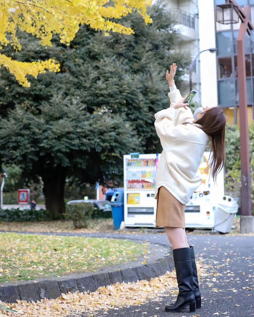 利水翔さんのインスタグラム写真 - (利水翔Instagram)「撮影の休憩中に銀杏の木と手を😗🍂  撮るのに必死でカメラマンさんに 撮られてるのに気づかなかった🤣  #撮影の裏側 笑　 #必死  #shooting #ginkgo #銀杏 #秋 #冬 #ファインダー越しの私の世界」3月9日 17時45分 - tsubasa.toshimizu