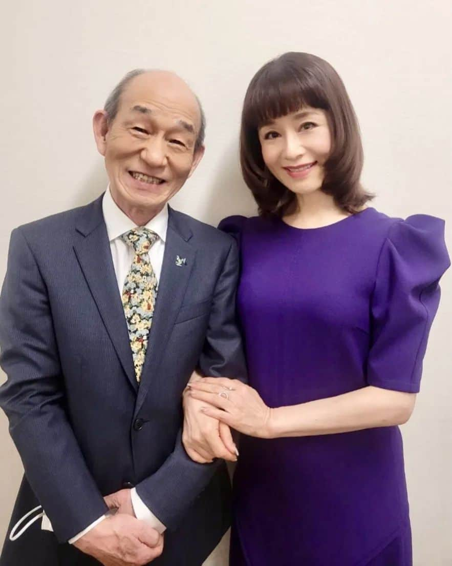 大地真央さんのインスタグラム写真 - (大地真央Instagram)「今日は 『スカッとジャパン』の収録でした📺 収録後、同郷の笹野高史さんと廊下でばったり( ◠‿◠ ) 1986年の『野田秀樹の十二夜』以来！ （だと思うのですが…(･_･;） とってもお久しぶりにお会いできて、 とーっても嬉しかったです❣️ 淡路島ご出身の笹野さんですが、 最近は帰郷されることも少ないとか… 笹野さん‼️『爆買いスター恩返し』をご覧になって 故郷を懐かしく思い出してくださいね(*^◯^*)  あ、記念の飴🍬ありがとうございました😊  #スカッとジャパン #3月14日 20:00〜 #爆買いスター恩返し 🛍 #3月11日 20:00〜 #フジテレビ系列 #故郷 #淡路島 #洲本市 #淡路市 #南あわじ市 #笹野高史 #大地真央 #MAODAICHI @un3d_official #tomokokodera」3月9日 18時21分 - daichimao_official