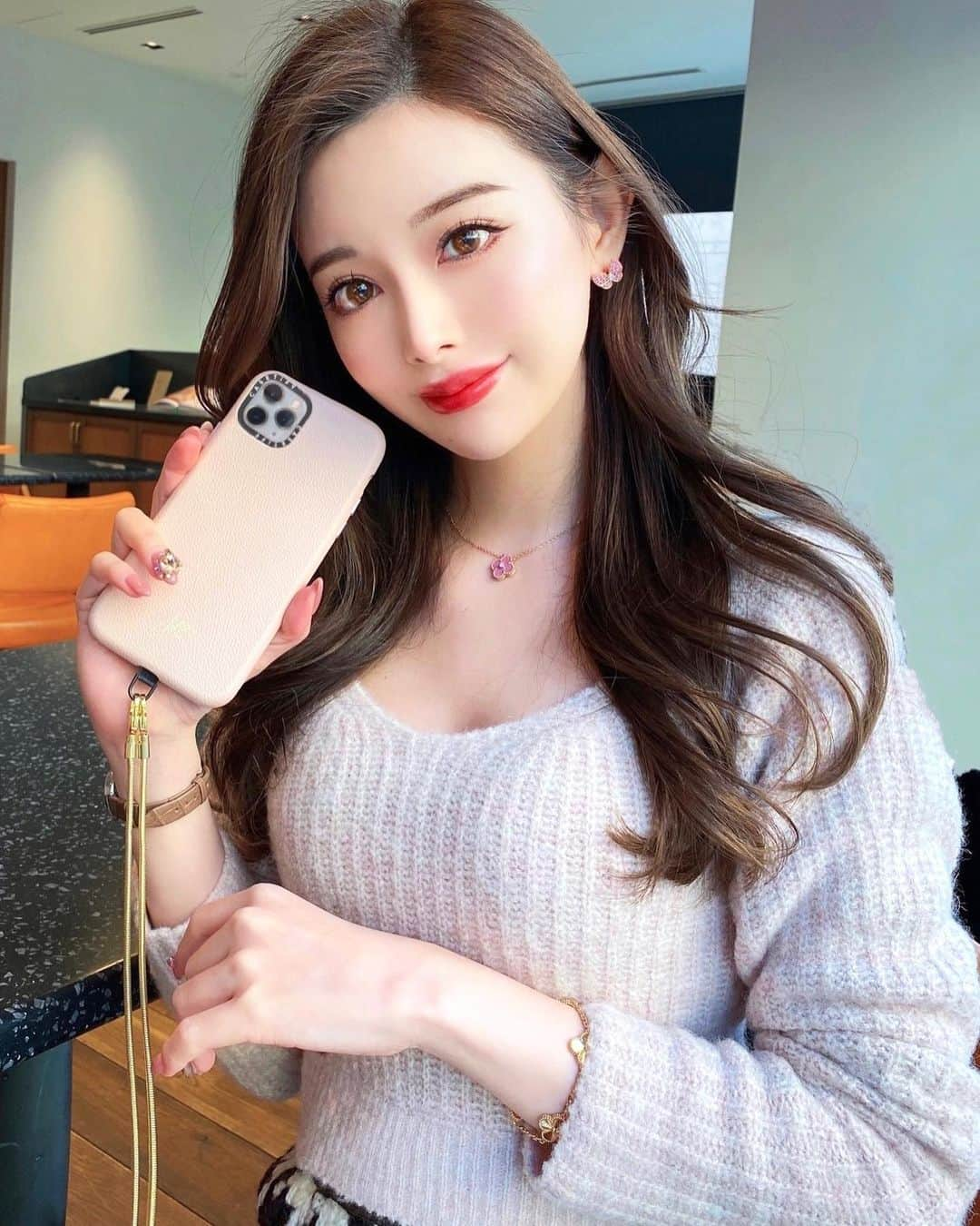 小川ももえさんのインスタグラム写真 - (小川ももえInstagram)「新しいiPhoneケースにしたよ💗 @casetify_jp   柔らかいベビーピンクにストラップはゴールドで大好きな組み合わせにしてみました✨ 好きなイニシャルを入れられるのも特別感あって良い❤️  レザーケースは本革みたいな肌触りが高級感あってオススメ‼️ ショルダーストラップは取り付け簡単で、いろんなケースにつけられるから嬉しい！ 両手が使えるからお出かけでも便利💛  購入する際に【15MOMOE】を入力すると 15％オフになるので是非このコード使ってね🙆‍♀️🌟💓  @casetify #casetify #プロモーション #showyourcolors」3月9日 18時27分 - momoe_0406