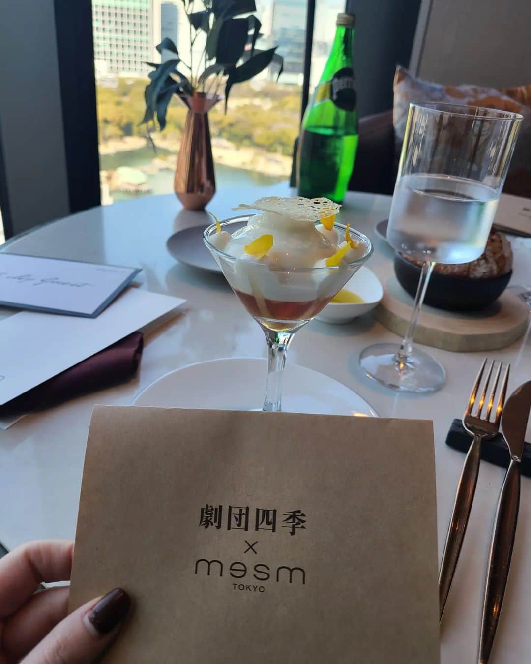今堀恵理さんのインスタグラム写真 - (今堀恵理Instagram)「東京竹芝のラグジュアリーホテル メズム東京  @mesmtokyo  オシャレなホテルなの💗💗💗 レストランChef’s Theatreでオペラ座の怪人とコラボのコースを食べたよ❤️ 物語の説明と共に食べるガストロノミー。ロケーションと素敵なお料理で良かったよ  そして私が着てるグリーンのブラウスは @shein_japan  SHEINはスプリングセールを開催 中 どこよりもお得なセールで春夏トレンドファッションゲットしちゃお クーポンコード　『　spring3511 』でお買い上げ金額1～5,999円までは15%OFF、 6000円以上は20%OFFになります。 期限は3月31日まで  #メズム東京 #mesmtokyo #スプリングセール #オペラ座の怪人」3月9日 18時47分 - eriimahori