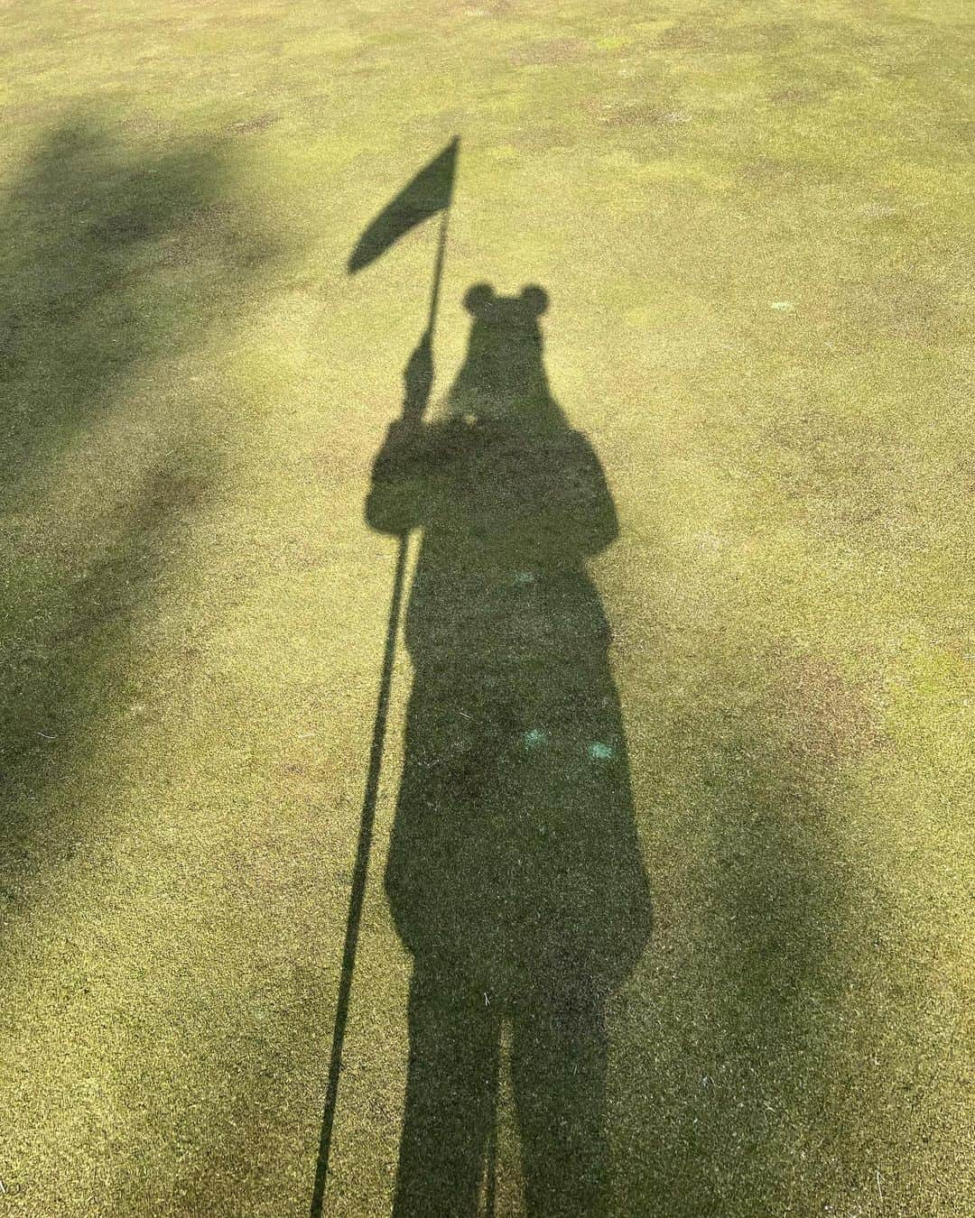 森川侑美さんのインスタグラム写真 - (森川侑美Instagram)「ミッキーゴルフ⛳️ 楽しそうで綺麗な写真撮ってくれた☺️ さすがなっちゃん😍❤️笑 @tajiri_natsuki  なっちゃんのスタイルを活かしたドライバーショットが 美しすぎた✨🤫㊙︎  色々喋り倒して今日は特にあっという間の エンジョイゴルフだったなぁ⛳️🌸🌸☺️  身体も動かしやすい気候になってきましたね〜🥰  #ゴルフ女子#春ゴルフ#ゴルフコーデ #ミッキーコーデ#ニーハイ#10年ぶり#golf#mickeymouse」3月9日 19時07分 - yumi.morikawa322