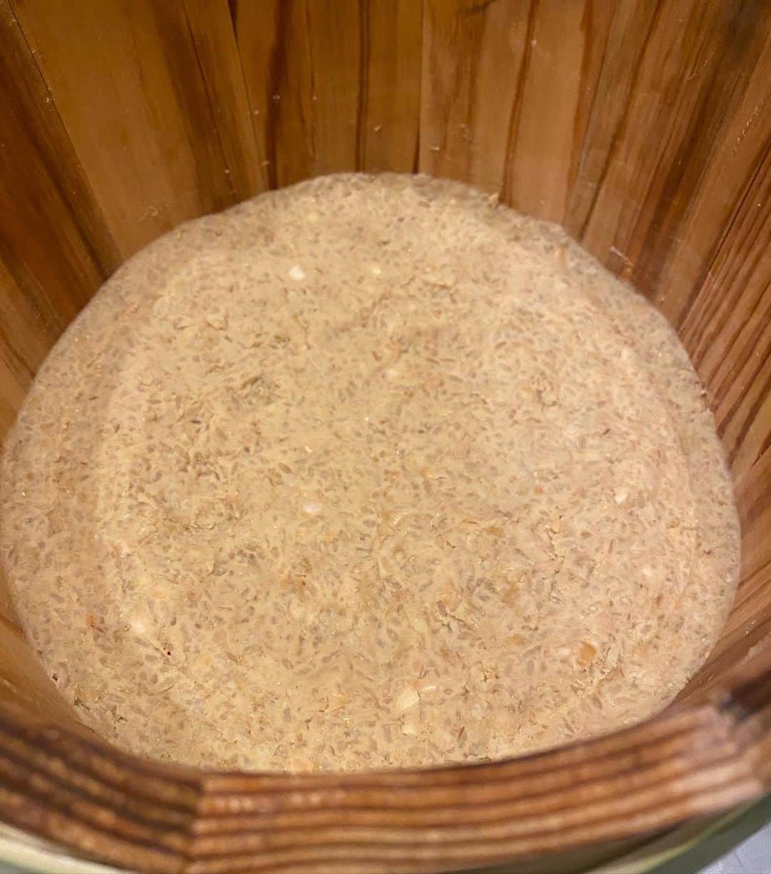 松井絵里奈さんのインスタグラム写真 - (松井絵里奈Instagram)「今年は… 初の木桶でお味噌を仕込みました。  小豆島にあるヤマロク醤油さんの 木桶醤油蔵に入った瞬間に… 『あ。これは、すごいぞ。』と 鳥肌が立ちました。  「発酵の主人公である 微生物が住んでいる」 100年を越える歴史が物語る 酵母菌や乳酸菌たち。  私が生まれるずっと前から 大切に大切に受け継がれてきた 木桶。  ヤマロク醤油さんでしか出せない味が、 そこにはありました。  木桶職人の坂口直人さんの 木桶への熱い想いを聞かせていただき、 その日から、木桶の虜になりまして。  木桶には、奈良の吉野杉がいい。 タガは、小豆島の真竹を。とー  とても難しい技術だけれど、 職人さんが居なくなってしまうと こんなに貴重な木桶文化が途絶えてしまう。  日本人のソウルフードである、 本物の発酵食品が作られなくなる。  そうならない為にも、この木桶の素晴らしさをと、 語って下さいました。  家庭用サイズ作っていただけないですかね？とダメ元で聞いてみると…  いいよ！と。  世界に一つだけの 職人さんの魂が込められた木桶が 自分の元へ届いた時に感じる温かさ。  ひとつひとつ手作業で作られている味わい。  「生きている木桶」  なんだか涙が出そうになりました。  また、木桶初心者の私に、 小豆島で出逢った人たちがリモートで 木桶仕込みのポイントを教えてくださり、 今年のお味噌は妹と一緒に仕込むことができました。  「使い込んでいくたびに、 味が変わって木桶も育つんだよ〜」って教えていただき、 自分にしか出せない味が作れる喜びと、 その価値にワクワクしています。  沢山の人に笑顔を届ける 愛情いっぱい美味しいお味噌、 作り続けていきます。  木桶が繋いでくれたご縁にも 感謝です🤝♡  #木桶仕込み #味噌作り #発酵食品 #手前味噌 #小豆島 #ヤマロク醤油さん #香川県 #吉野杉#木桶 #木桶職人復活プロジェクト  #自然栽培大豆 #自然栽培玄米麹 #松井絵里奈」3月9日 21時53分 - erina74xx