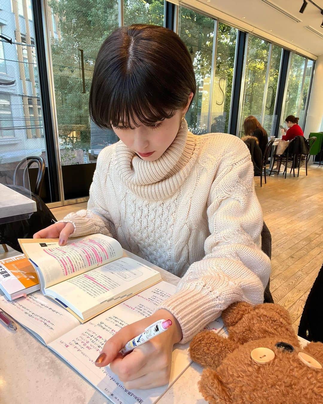 クリスティーナ菜波さんのインスタグラム写真 - (クリスティーナ菜波Instagram)「休日や少し時間が空くとカフェで勉強するのが最近の日課です✏︎ ※くまはペンケースです  #dayoff#勉強」3月9日 22時13分 - nanami10910