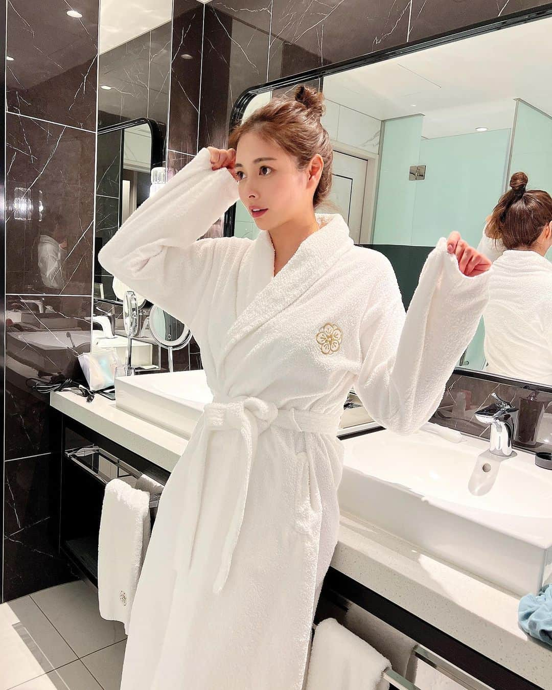 得あゆさんのインスタグラム写真 - (得あゆInstagram)「やっと自分の時間💭癒し時間🛀 けど眠くてすぐ寝ちゃう🤣  早寝早起きすぎて夜更かしできない💁🏻‍♀️ おやすみなさい🌙💤  ・ ・ ・ ・ ・ ・ ・ ・ ・ ・ ・ ・ ・ ・ ・ ・ ・ ・ ・ ・ #旅#横浜#横浜デート#カハラ#カハラホテル#カハラホテル横浜#バスルーム#お風呂#お風呂上がり#横浜グルメ#東京旅行#旅行コーデ#ママコーデ#ママファッション#子育てママ#ママライフ#産後ダイエット#家族旅行#男の子ママ#ママスタグラム#女子旅#自分時間#早寝早起き#バスローブ#bathroom#bathtime#お団子ヘア#すっぴん#おやすみなさい#寝る」3月9日 22時21分 - tokuayu819