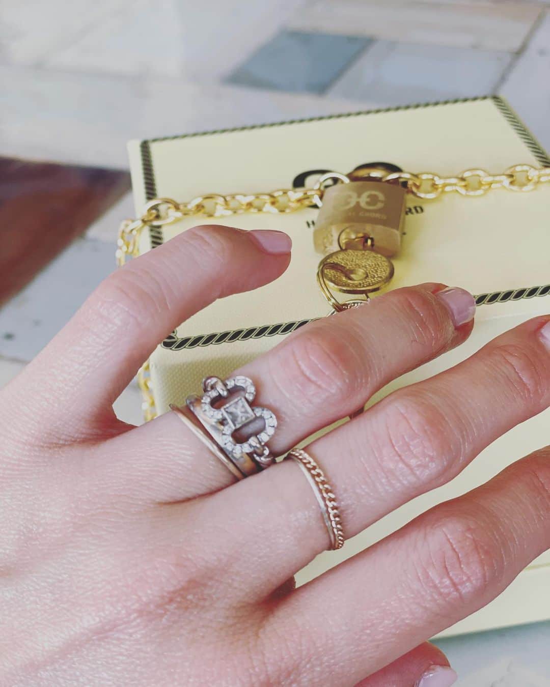 田中美保さんのインスタグラム写真 - (田中美保Instagram)「今日はお気に入りのアクセの１つ 特別な思いの込められた指輪を2人でつけてみたよw  １つのダイヤ💎をカットしてそれぞれの指輪に… ってなんかロマンチック♡  幸せな事だけどバタバタな日々に追われてると自分の事って後回しになってハァ〜🙄ってなるから たまには好きなジュエリーを身につけるとなんでもない日も少し特別に思えたり…  明日も頑張りましょうねぇ〜🙃  #HELICALCHORD #ADEVE #特別」3月9日 22時32分 - miho12tanaka