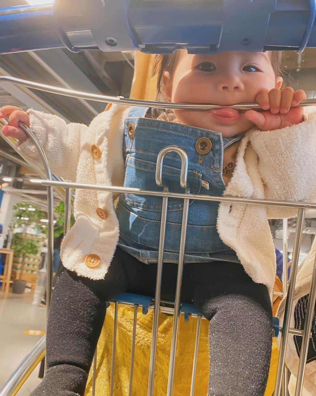 -LIFE IS FUN-さんのインスタグラム写真 - (-LIFE IS FUN-Instagram)「IKEA🛒🇸🇪  ミニテーブルを買いに！  そして、今回もぬいぐるみを買わされた😮‍💨🧸 だって可愛いもんね。分かる。 終いには親がこれがいいんじゃない？ こっちにしなよ！と楽しくなっちゃうやつ。 IKEAあるあるじゃない？🤣💞  IKEAからのららぽの遊び場へ 行ったら遊び場ぜ〜んぶ閉鎖😭💔 結果、ゲーセンで楽しく遊んで帰りました✌🏽  #familyday #denim #coordinate #ikea」3月10日 7時59分 - kiyoko1207