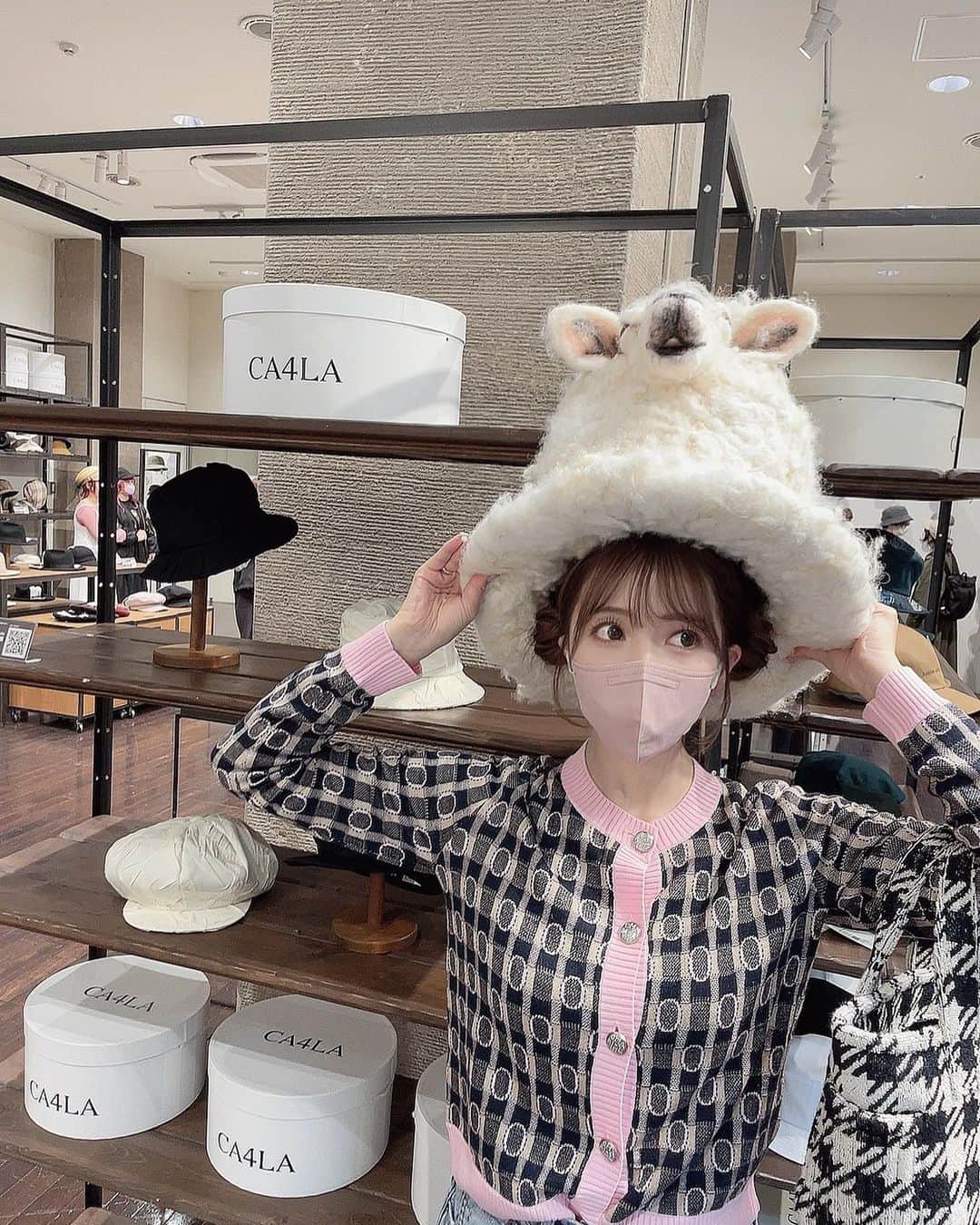 三上悠亜さんのインスタグラム写真 - (三上悠亜Instagram)「大大大好きな @ca4la_official さんの 展示会に行ってきました🎩  私が帽子に目覚めたきっかけでもあるブランドさん…🤍  今回も可愛いのありすぎて オーダーしすぎてしまいました🥲  毎シーズン増やしちゃうから、 私の家はカシラさんの帽子で 溢れていきます🥺笑  ありがとうございました🙇‍♂️🤍  オーダーしたものはまた紹介させてね🐏」3月10日 12時19分 - yua_mikami