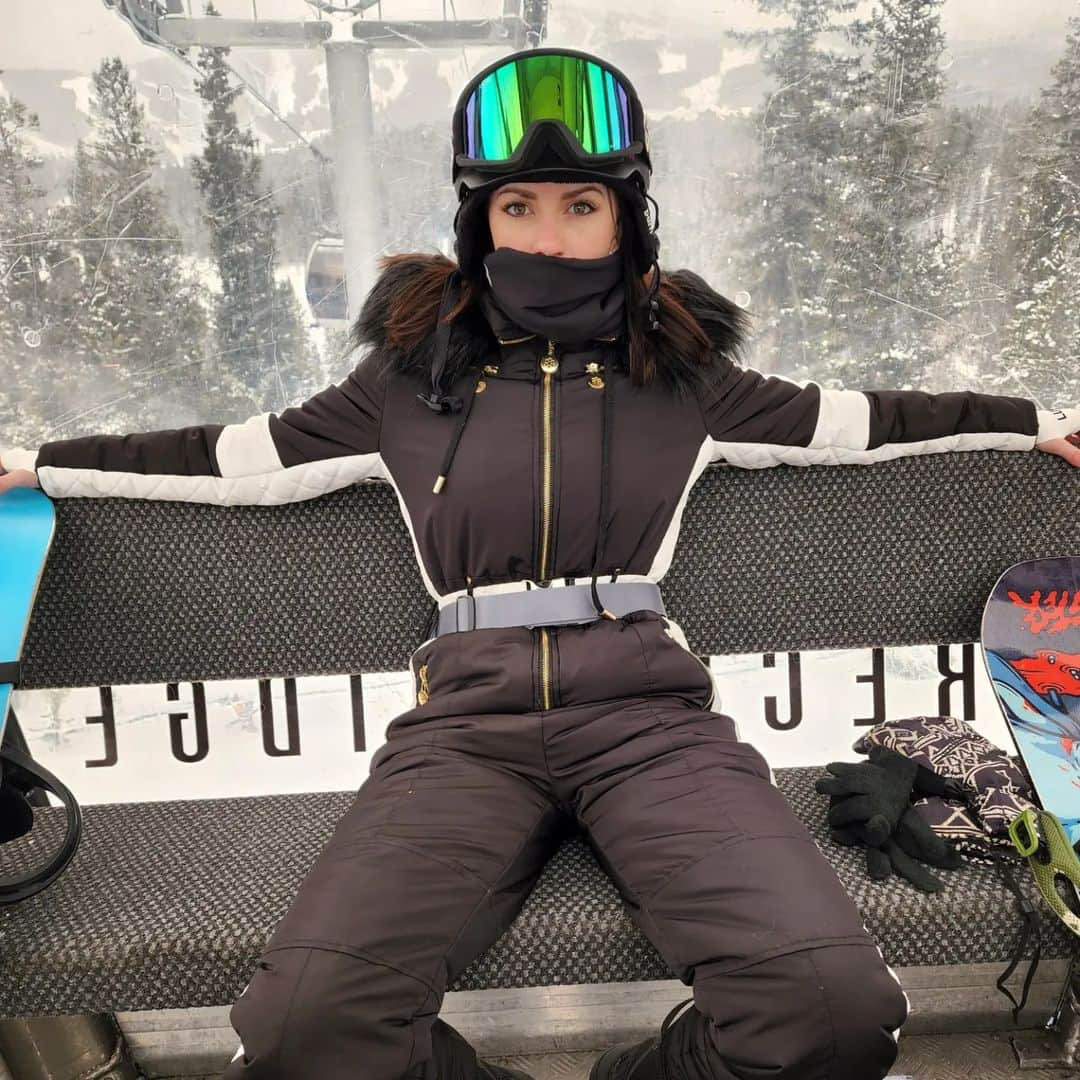 レクシー・ベルさんのインスタグラム写真 - (レクシー・ベルInstagram)「It's a wonderful feeling to be able to snowboard again after taking 3 seasons off since I fucking broke my back. It's also a wonderful feeling to be able to get out of bed without taking 10 minutes trying to do it.  I definitely owe it all to my beautiful trainer. I came to her with hella issues and she has built me up to be stronger, inside and out. I seriously thought I wouldn't be able to board again, but after much hard work building up my core, I am able to do a lot more these days and it's truly a blessing. Very thankful.  Remember to take care of you 🖤」3月10日 12時23分 - omgitslexi