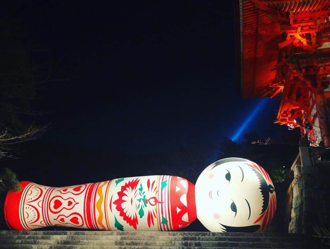 常盤貴子さんのインスタグラム写真 - (常盤貴子Instagram)「京都画報の撮影終わりに清水寺で開催中の「ARTISTS’ FAIR KYOTO2022」へ。  昼間に見たいと思っていたけど、夜は夜でライトアップが逆にシュールだったり、幻想的だったりで、夜も楽しい✨  間に合って良かった♫  毎年この時期の楽しみでもあった花灯路は、残念ながら今年が最後なんだとか。 ふわぁっとした花灯路の明かりに導かれ清水寺に辿り着くと…現代アートに出会える。この企画！最高っ。  @artists.fair.kyoto  #こけし  #花子  #到着したら  #こんにちは  #帰りがけには  #さようなら  #って…言ってる？ #私の心の声かしら？？？ #でも、30秒に一回？は、何か喋りかけてくるらしい #そりゃ…喋りたくもなるよねぇ… #ずっと寝てたら… #暇…だろうし #立ってるならまだしも… #こけしといえども #ねぇ…。  #メイクは板倉さん @t_i_ban  #スタイリストは市井さん @mych___  #3ショットのカメラマンは  #信頼するフォトグラファーSさん #今回もよく学び、よく笑った楽しい撮影でした✨」3月10日 13時43分 - takakotokiwa_official