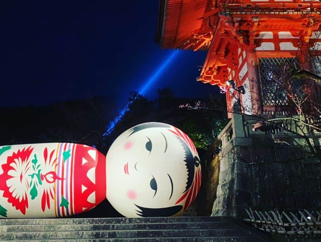 常盤貴子さんのインスタグラム写真 - (常盤貴子Instagram)「京都画報の撮影終わりに清水寺で開催中の「ARTISTS’ FAIR KYOTO2022」へ。  昼間に見たいと思っていたけど、夜は夜でライトアップが逆にシュールだったり、幻想的だったりで、夜も楽しい✨  間に合って良かった♫  毎年この時期の楽しみでもあった花灯路は、残念ながら今年が最後なんだとか。 ふわぁっとした花灯路の明かりに導かれ清水寺に辿り着くと…現代アートに出会える。この企画！最高っ。  @artists.fair.kyoto  #こけし  #花子  #到着したら  #こんにちは  #帰りがけには  #さようなら  #って…言ってる？ #私の心の声かしら？？？ #でも、30秒に一回？は、何か喋りかけてくるらしい #そりゃ…喋りたくもなるよねぇ… #ずっと寝てたら… #暇…だろうし #立ってるならまだしも… #こけしといえども #ねぇ…。  #メイクは板倉さん @t_i_ban  #スタイリストは市井さん @mych___  #3ショットのカメラマンは  #信頼するフォトグラファーSさん #今回もよく学び、よく笑った楽しい撮影でした✨」3月10日 13時43分 - takakotokiwa_official