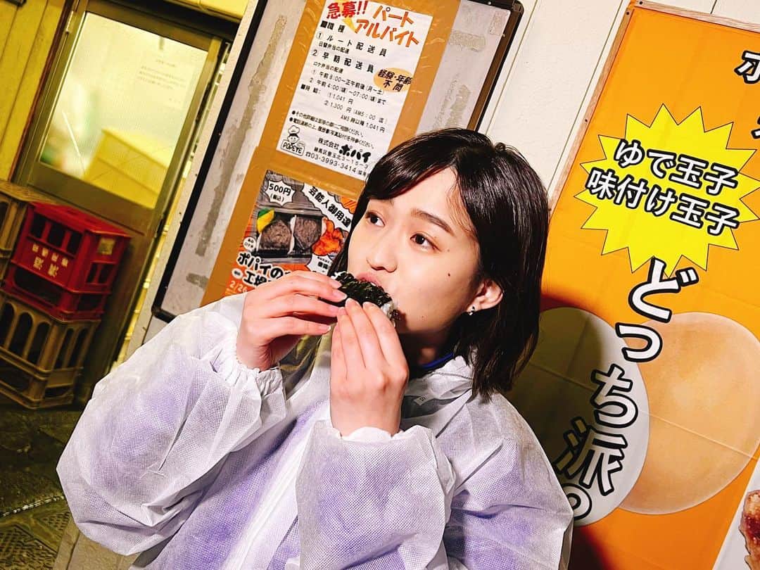 篠原梨菜さんのインスタグラム写真 - (篠原梨菜Instagram)「ゆで玉子派？味付け玉子派？ #朝5時の美味time 今朝は東京・練馬区 お弁当のポパイさんから中継でした！ 工場はテレビ初公開だそうです。 朝5時前には、日替わりのお昼のお弁当をつくっていらっしゃいました。 撮影・収録現場のお弁当の定番🍙大好きです！ おにぎりの具は30種類、おかずは6種類！組み合わせは沢山！ 唐揚げと鮭・きくらげ昆布のおにぎり弁当🍱毎朝食べたい味😋 3/12と26に工場直売で、予約をすれば購入できるそうです！ #thetime_tbs #ポパイ #お弁当のポパイ #おにぎり弁当 #練馬 #ロケ弁当 #tbs」3月10日 16時42分 - shinorinatbs