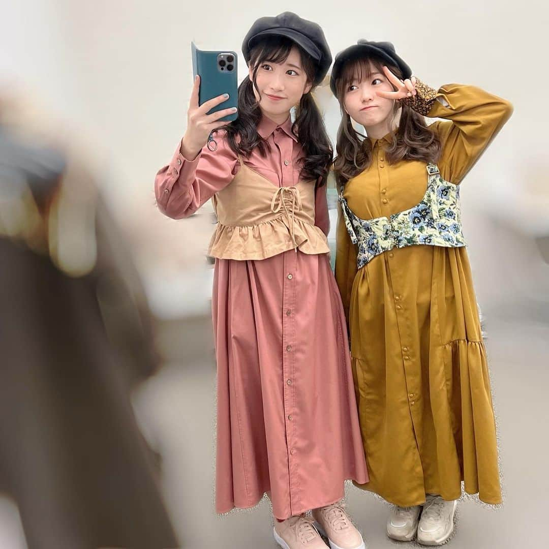 加藤一華さんのインスタグラム写真 - (加藤一華Instagram)「. 🌸いちどみ🌼 リンクコーデ👭  持ってる服で 似てるものを探したら なかなかいい感じに☺️💖  #いちどみ #双子コーデ  #リンクコーデ  #シミラールック #推しペア投票 #第3回推しペア投票 #春っぽい #春コーデ  #春服コーデ  #ボンボンの髪長め低身長コンビ #一丁前にタグ付けしてるけど #ワンピースとビスチェはどちらも #古着屋さんでゲット🏷笑 #プチプラコーデ #ootd #低身長コーデ」3月10日 16時56分 - ichika_kato