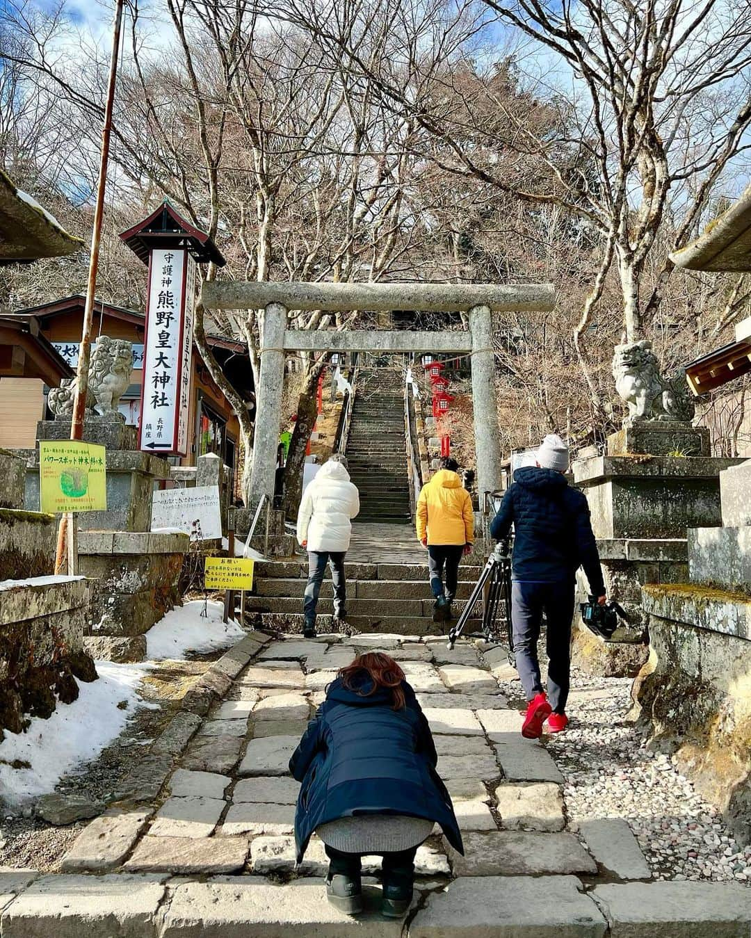 土屋炎伽さんのインスタグラム写真 - (土屋炎伽Instagram)「. 軽井沢スキー旅のオフショット⛷🤍 #SkiTV5  1枚目は縁結びのパワースポット⛩ 参道のど真ん中、 ちょうど私がしゃがんでいる場所が県境で、 それぞれ神社の名称も異なるんです😳 左が長野県 #熊野皇大神社 右が群馬県 #熊野神社 御神木である“しなの木”には 縁結びならではの"あるもの"が見えるのですが… これはぜひ観ていただきたい🥺💕 自然の力には本当に感動します🥲♡  2枚目と3枚目は 岡部さんと貴雄さん🥰 この日も軽井沢はとってもいいお天気で☀️ 最高だったなぁ。あの日々に戻りたい。。 このお二人の滑りを毎日見ることが出来たなんて 贅沢すぎる日々だったと改めて思います。😮‍💨💫  過去に放送したものは 全てYouTube配信されているので、 " skitv5 "で検索してみてくださいね☺️✨  . #skitv5 #スキー #軽井沢 #軽井沢プリンスホテルスキー場  #パワースポット #岡部哲也 さん #丸山貴雄 さん」3月10日 18時18分 - honoka.t8