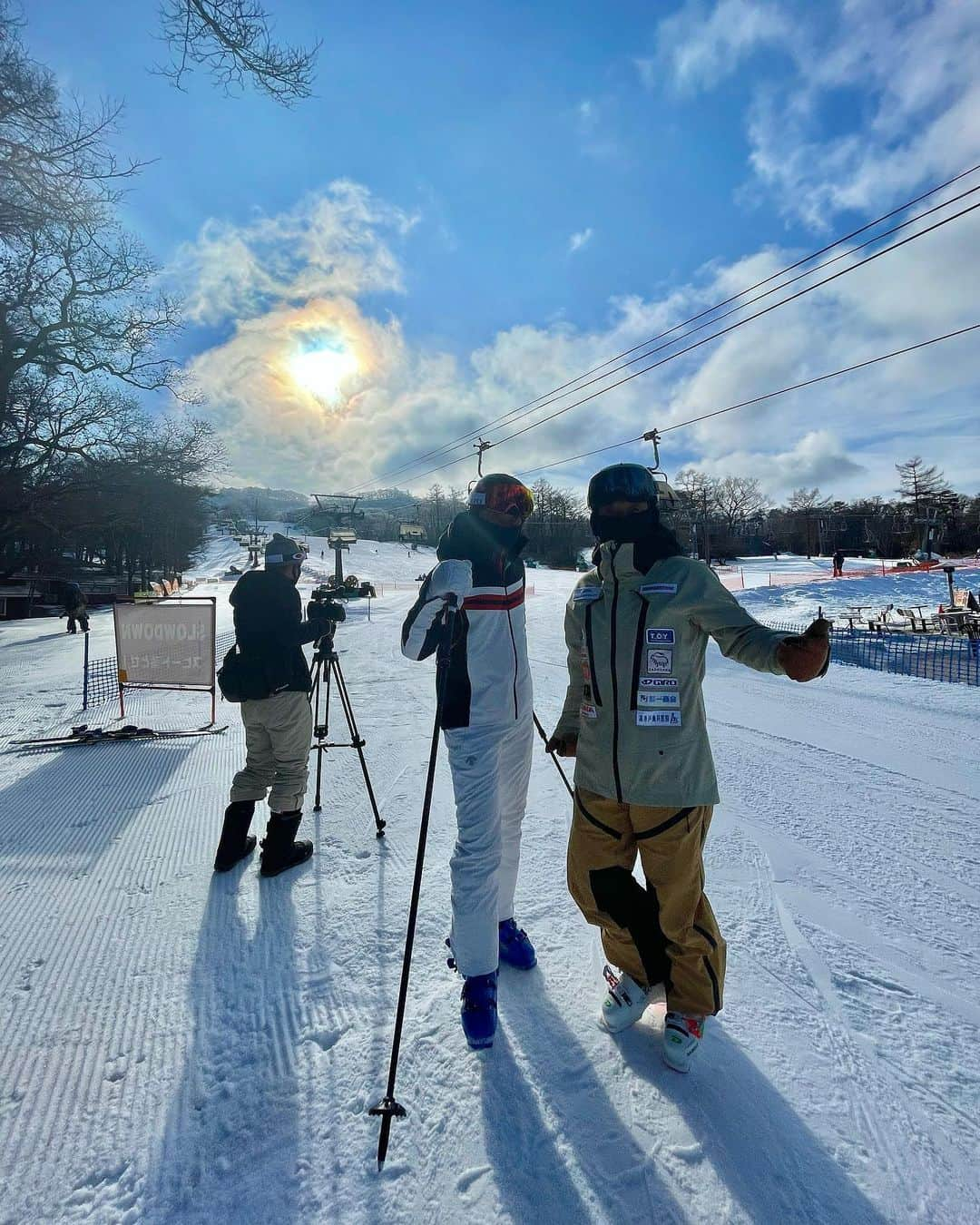 土屋炎伽さんのインスタグラム写真 - (土屋炎伽Instagram)「. 軽井沢スキー旅のオフショット⛷🤍 #SkiTV5  1枚目は縁結びのパワースポット⛩ 参道のど真ん中、 ちょうど私がしゃがんでいる場所が県境で、 それぞれ神社の名称も異なるんです😳 左が長野県 #熊野皇大神社 右が群馬県 #熊野神社 御神木である“しなの木”には 縁結びならではの"あるもの"が見えるのですが… これはぜひ観ていただきたい🥺💕 自然の力には本当に感動します🥲♡  2枚目と3枚目は 岡部さんと貴雄さん🥰 この日も軽井沢はとってもいいお天気で☀️ 最高だったなぁ。あの日々に戻りたい。。 このお二人の滑りを毎日見ることが出来たなんて 贅沢すぎる日々だったと改めて思います。😮‍💨💫  過去に放送したものは 全てYouTube配信されているので、 " skitv5 "で検索してみてくださいね☺️✨  . #skitv5 #スキー #軽井沢 #軽井沢プリンスホテルスキー場  #パワースポット #岡部哲也 さん #丸山貴雄 さん」3月10日 18時18分 - honoka.t8